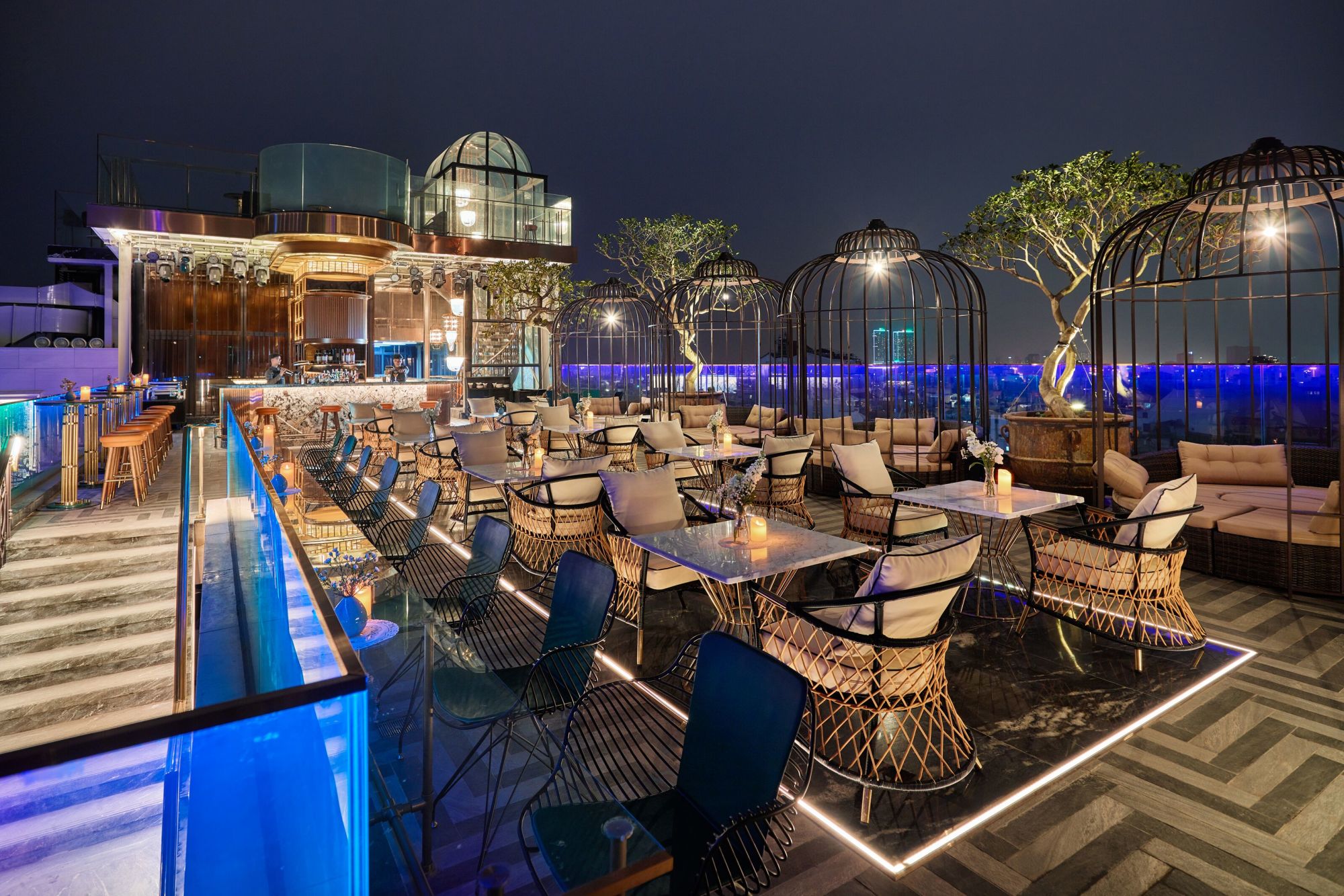 Peridot Grand Luxury Boutique Hotel à Hanoi: Rooftop terrace at night