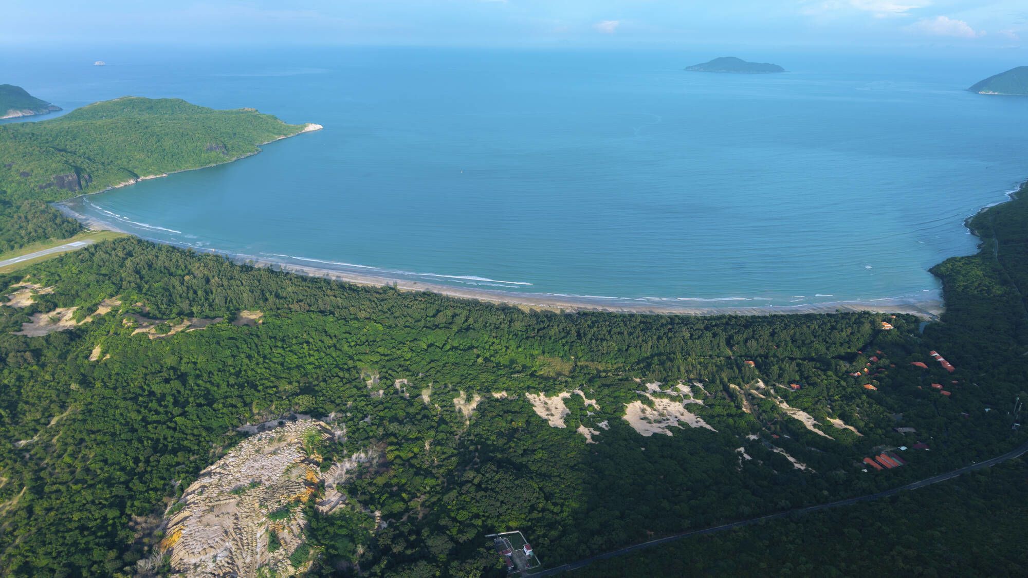 Poulo Condor Boutique Resort & Spa à Con Dao: View over the long beach to the sea