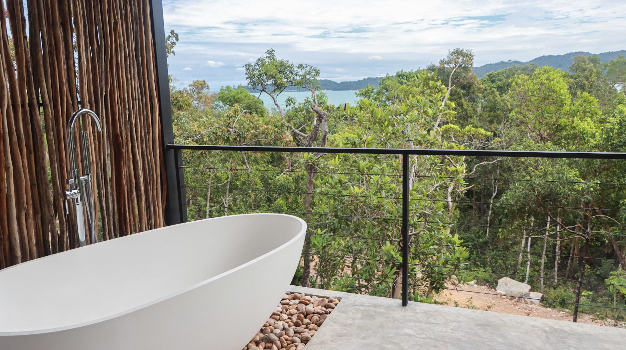 Island Center Point à Koh Rong Sanloem:  Hillside Deluxe | outdoor bathtub