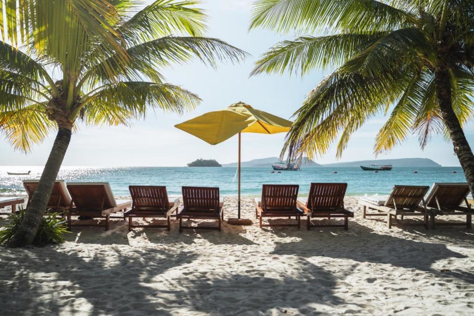Long Set Resort à Koh Rong:  Sunchairs at the beach