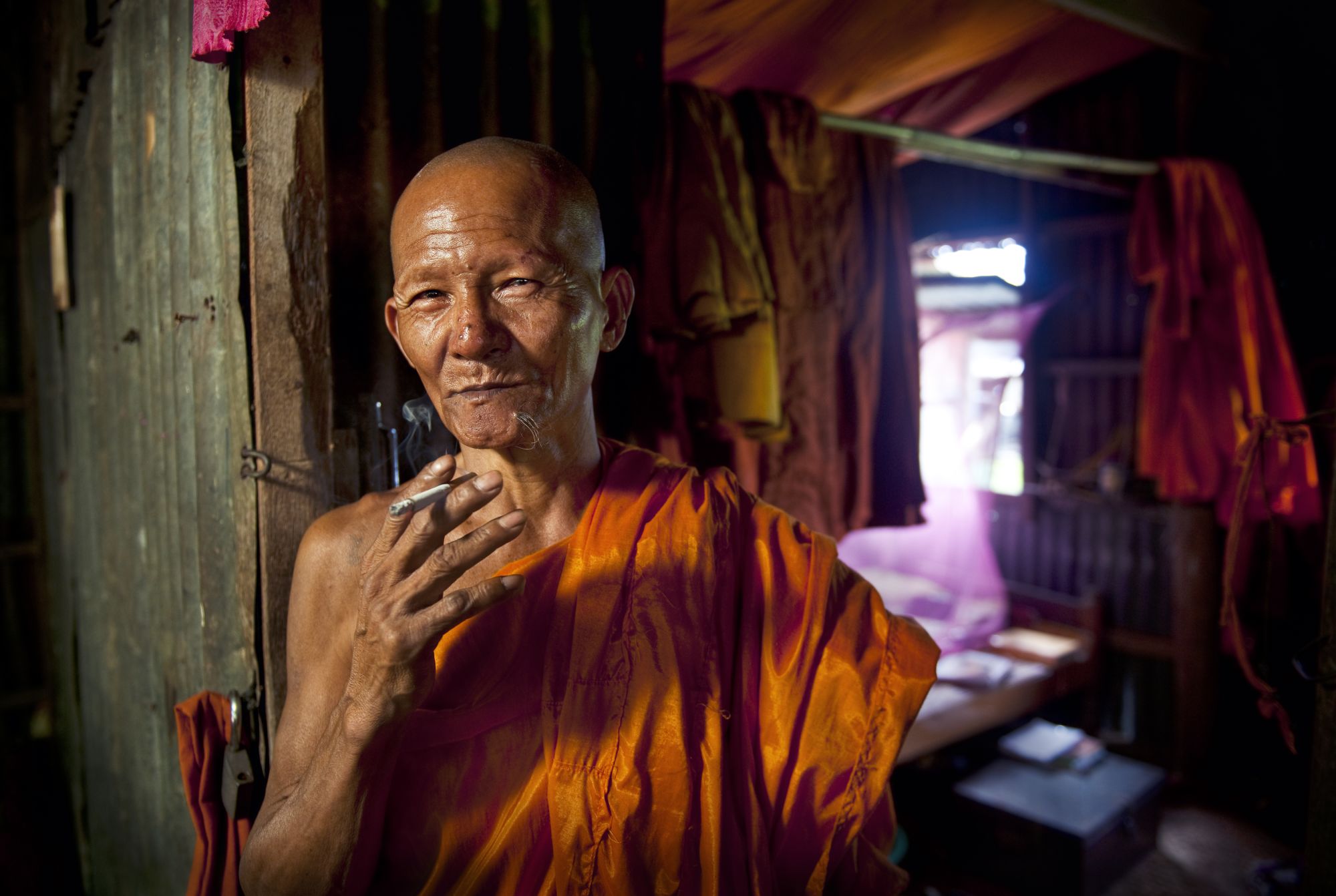 Découverte active de la merveille d’Angkor de Siem Reap: Monk with cigarette