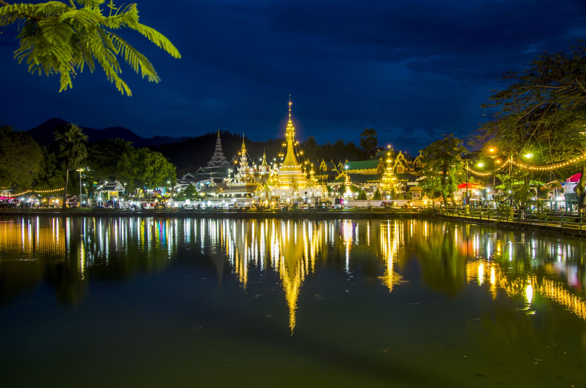 Circuit en voiture de location Mae Hong Son de Chiang Mai: Mae Hong Son: Wat Chong Klang (r) and Wat Chong Kham (l)