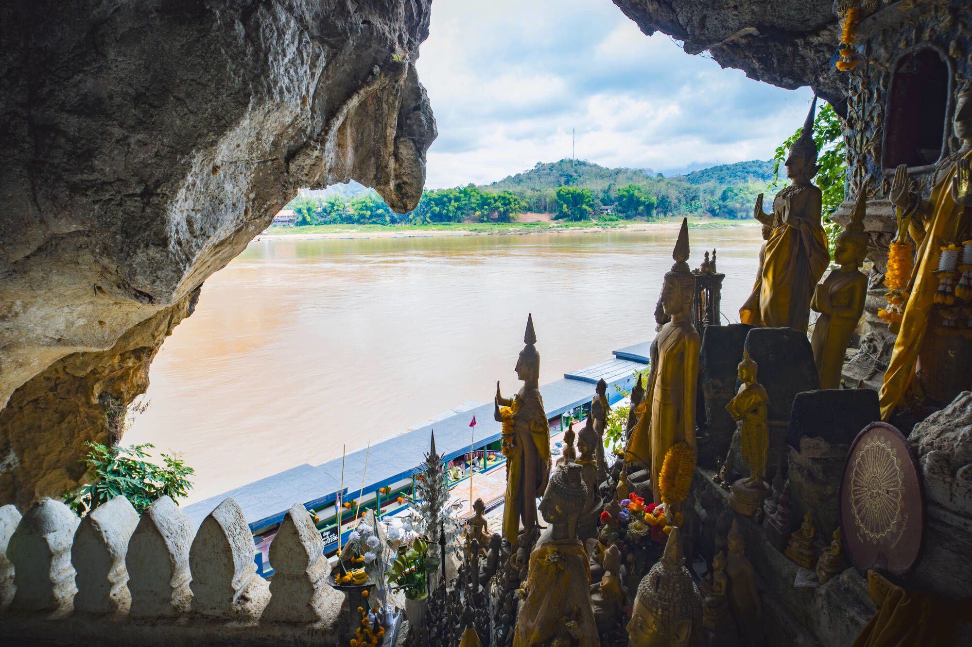 Au fil du Mékong cap sur Luang Prabang de Chiang Mai: Luang Prabang: Buddha statues at Pak Ou caves