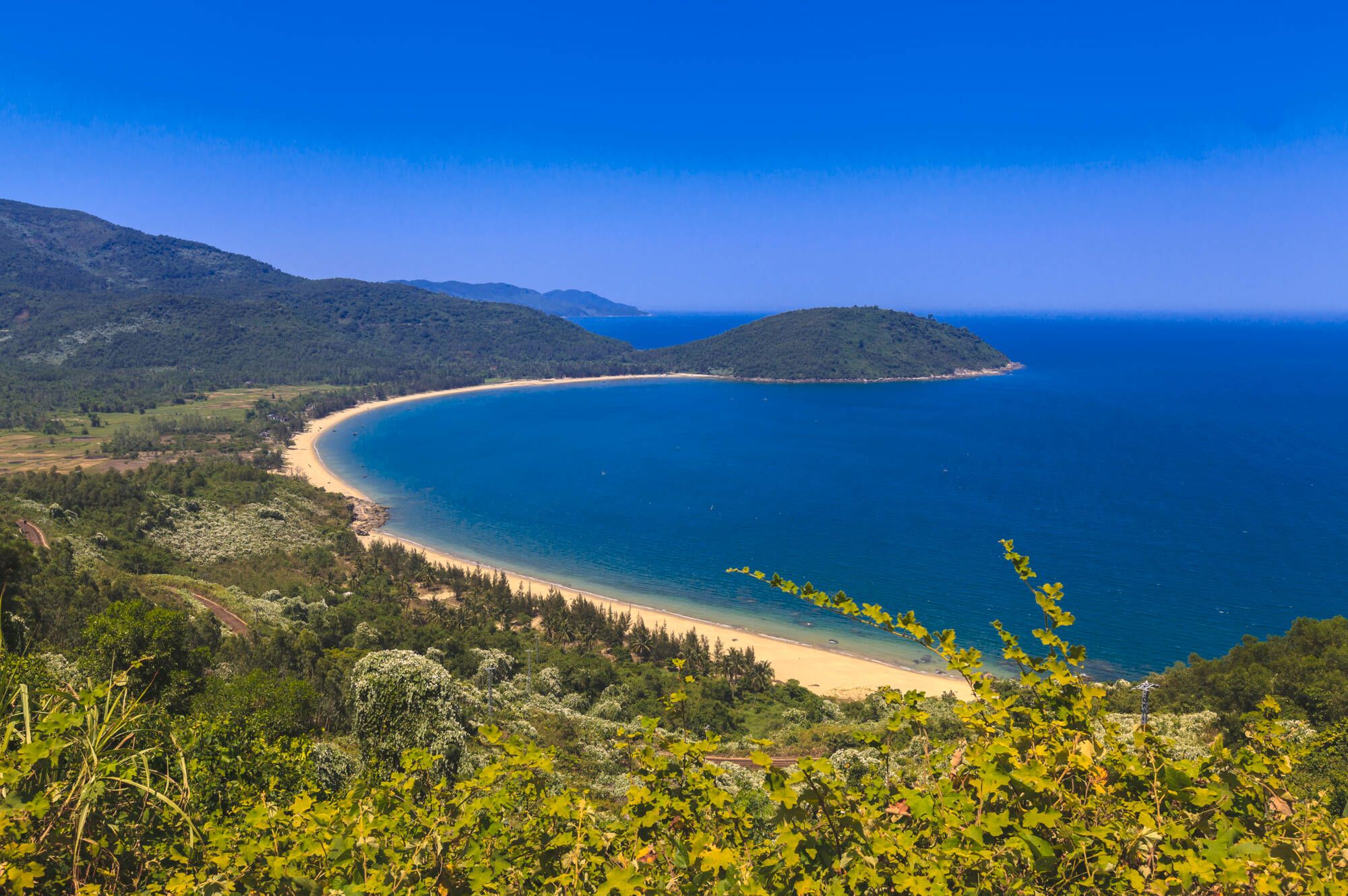 Les hauts lieux du Vietnam de Hanoi: Danang: Nam Chon bay, A view from Hai Van pass