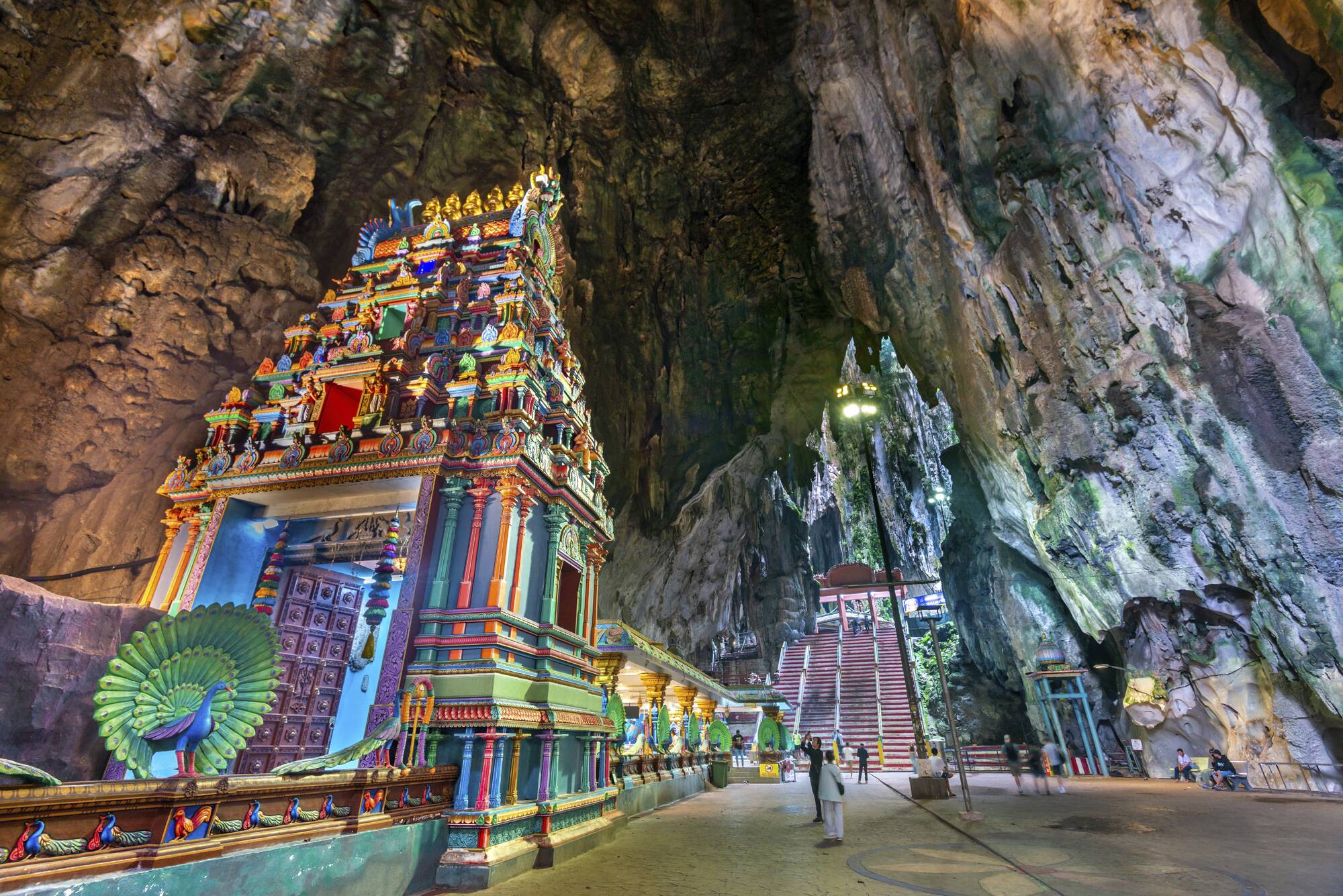 Cameron Highlands ab Kuala Lumpur: Visitors walk around inside the cave complex