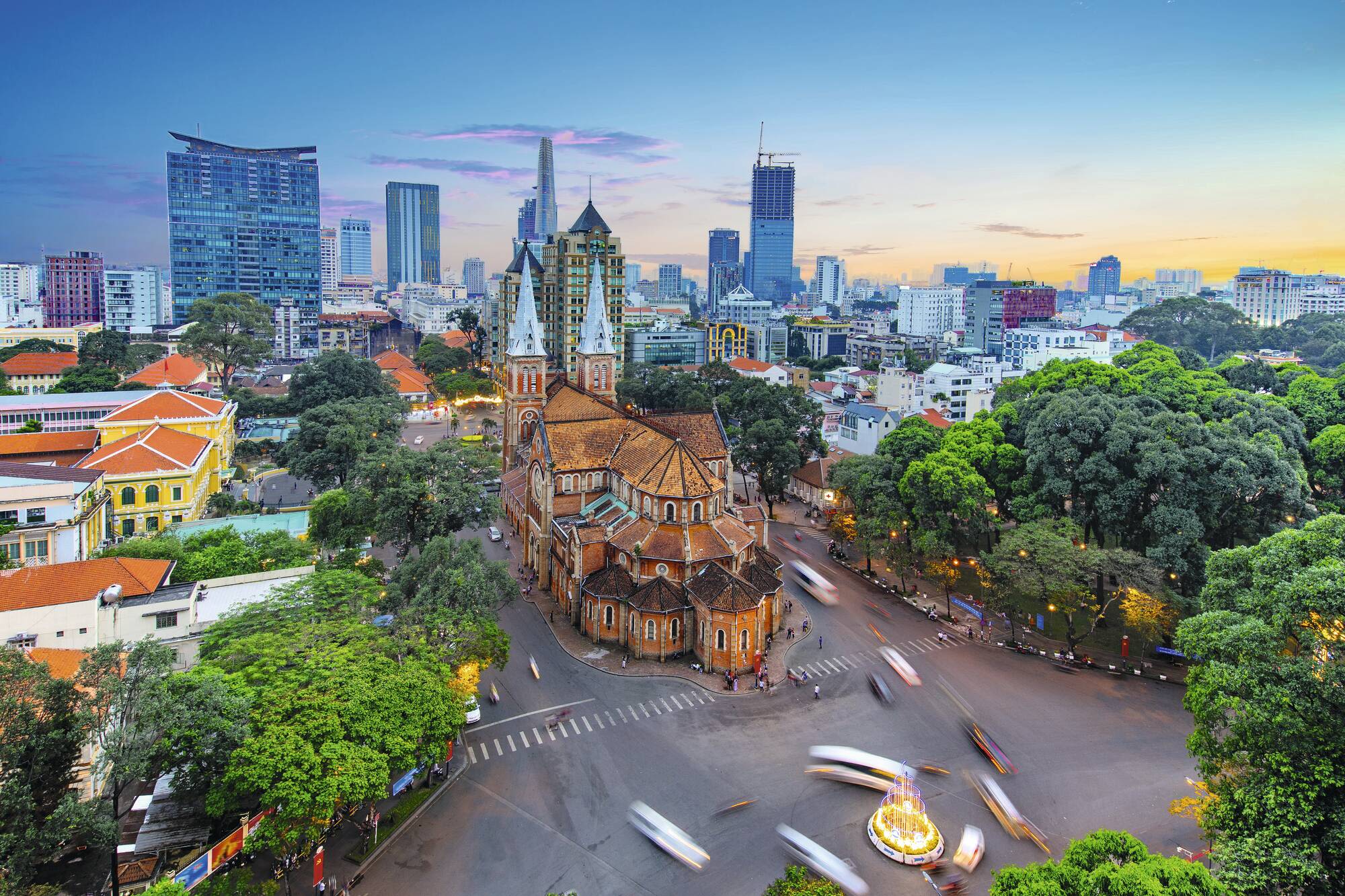 Les hauts lieux du Vietnam de Hanoi: Saigon - Aerial view of Notre-Dame Cathedral Basilica of Saigon