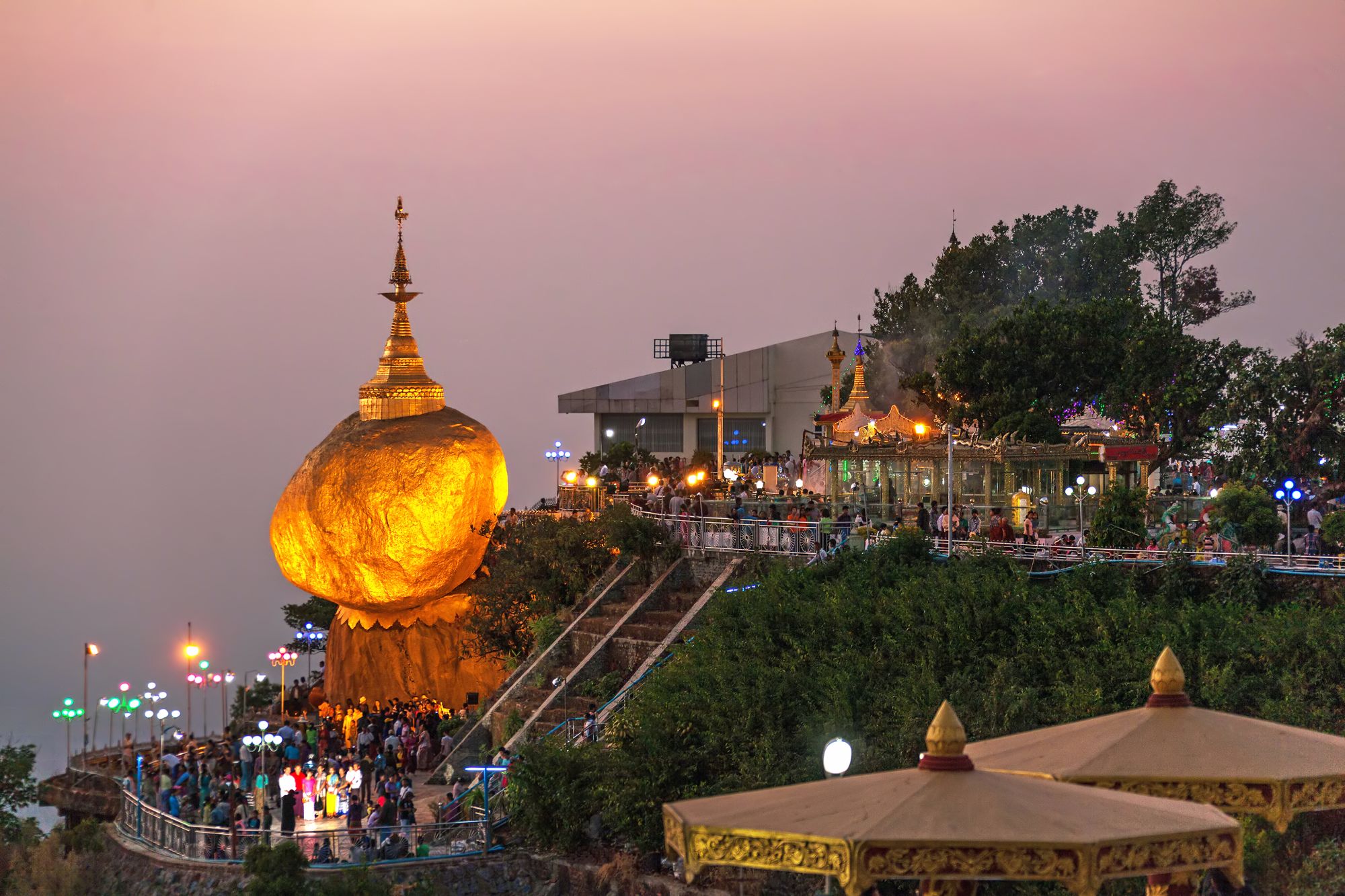 La pagode de Kyaiktiyo & le rocher d'or de Yangon: Golden Rock at twilight with praying people and tourists