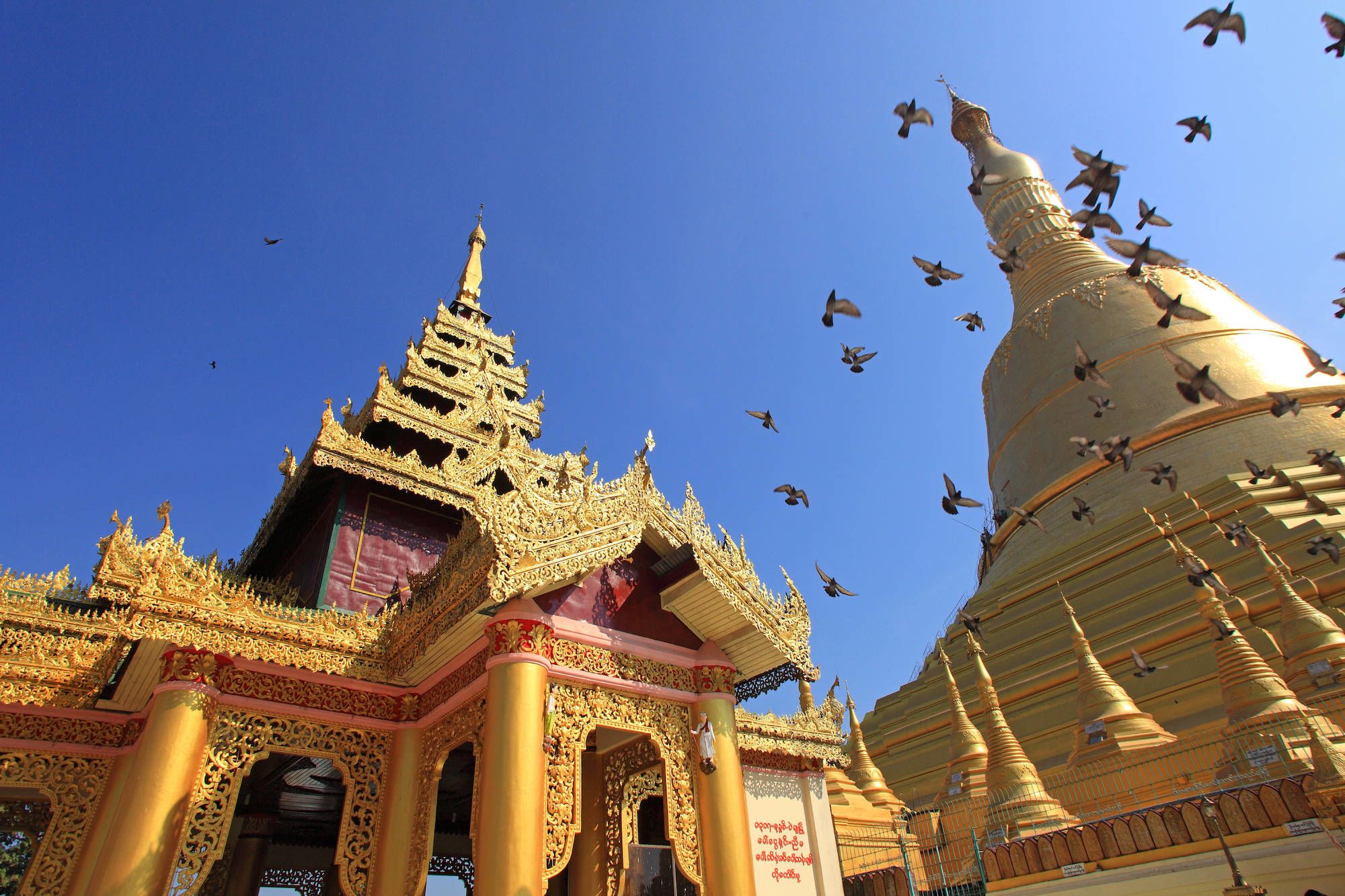 La pagode de Kyaiktiyo & le rocher d'or de Yangon: Myanmar Bago Shwemawdaw Paya pagoda