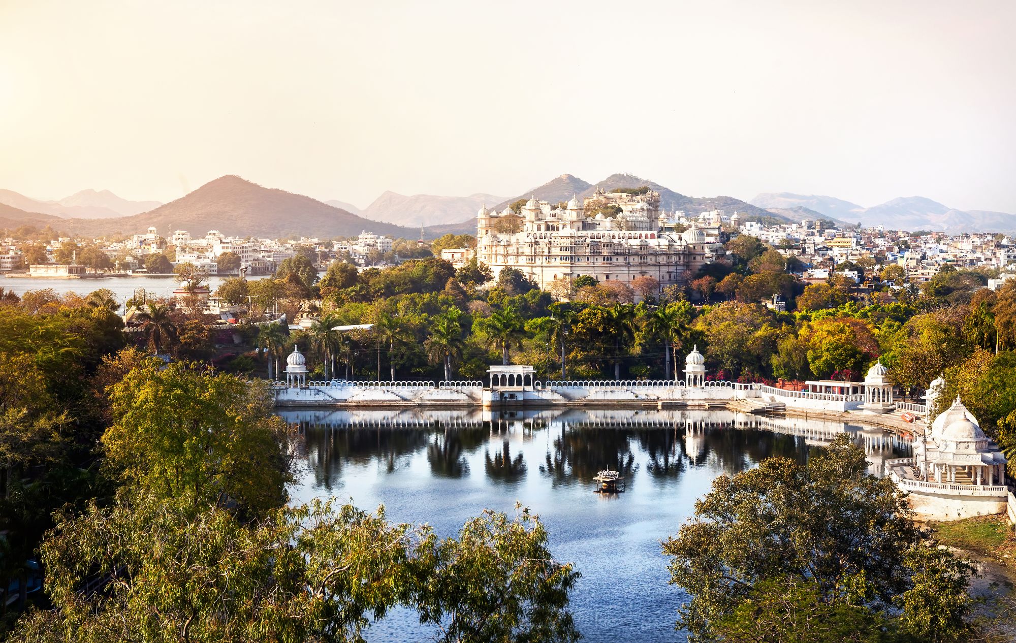 Indien für Geniesser ab Delhi: Udaipur City Palace with Lake Pichola