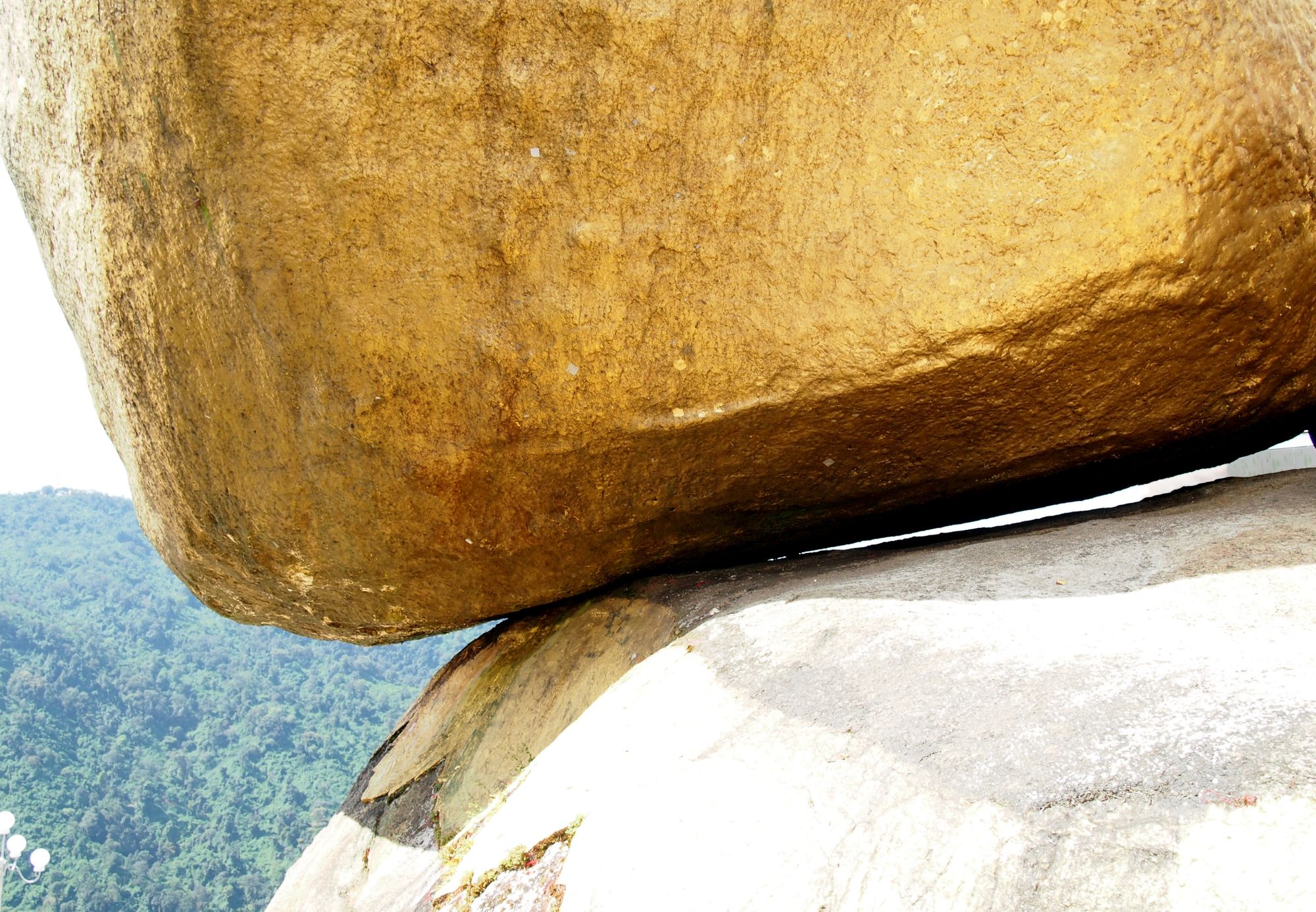 La pagode de Kyaiktiyo & le rocher d'or de Yangon: Golden Rock touching point