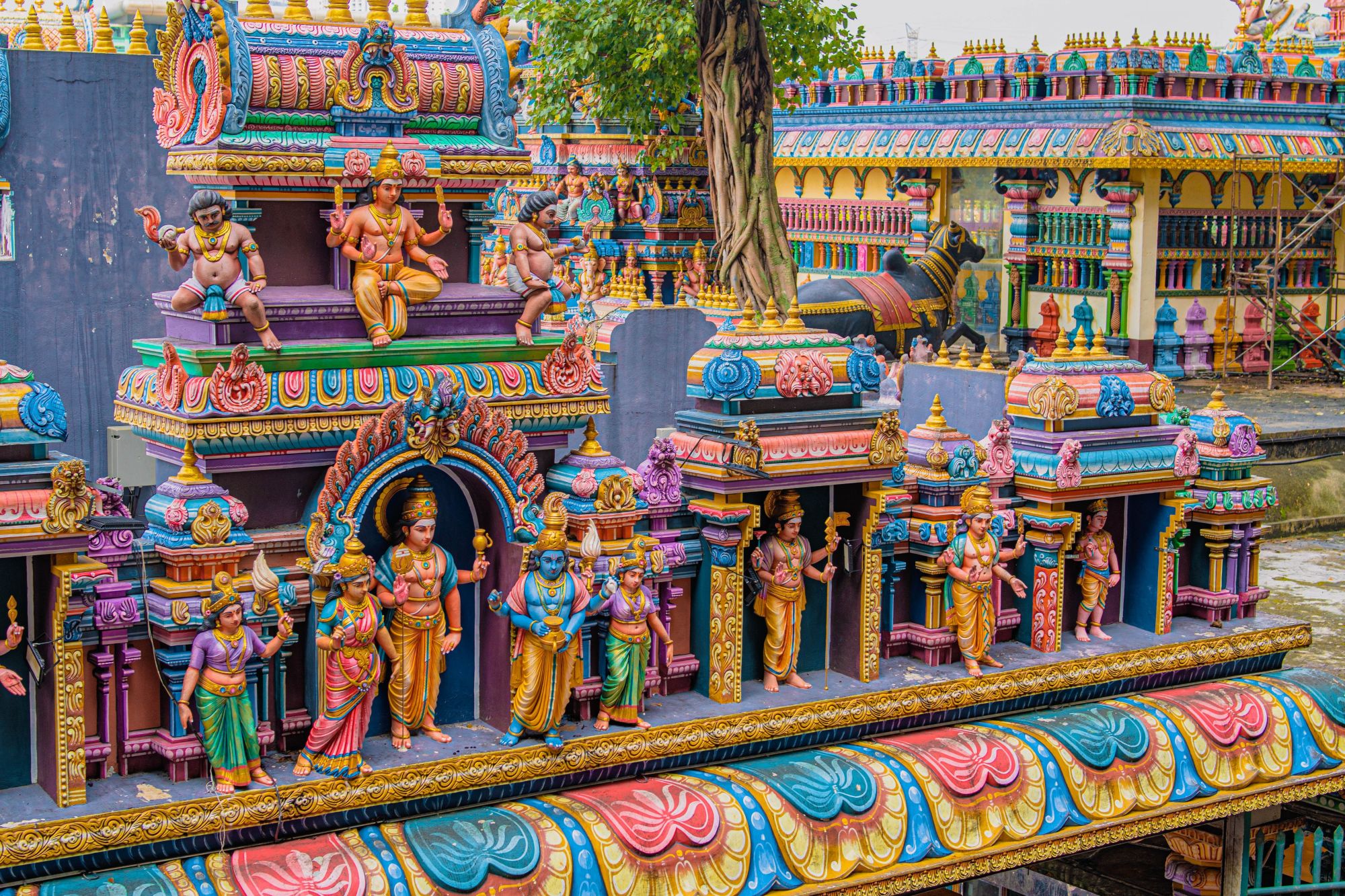 Cameron Highlands ab Kuala Lumpur: Kuala Lumpur: Batu Caves Close up of Base Shrine