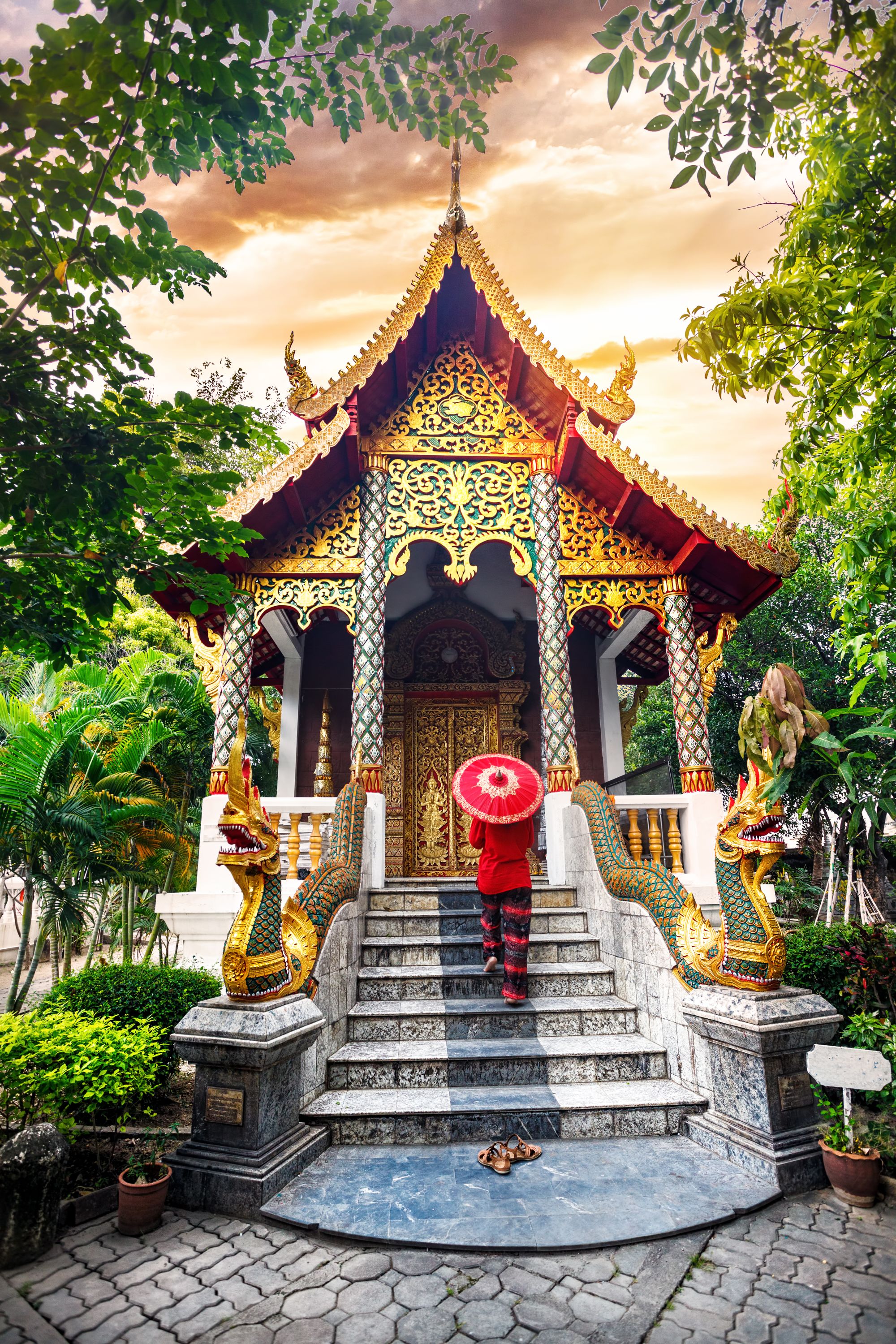 Thailand für Geniesser ab Bangkok: exterior: beach: Chiang Mai Sunset at temple
