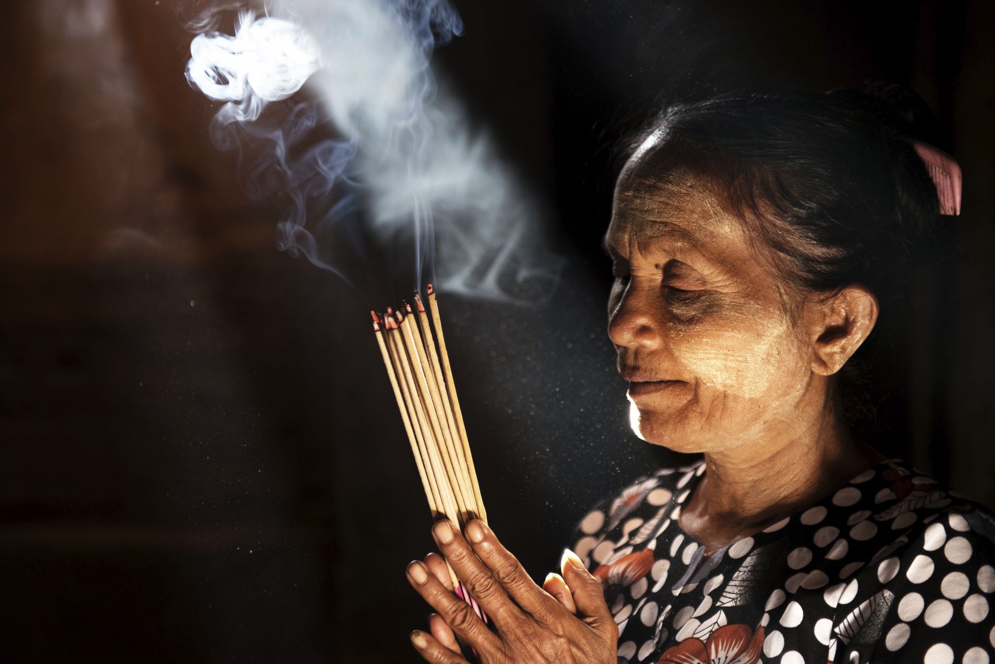 Myanmar - Land der Tempel und Pagoden ab Mandalay: Bagan: Praying with incense sticks