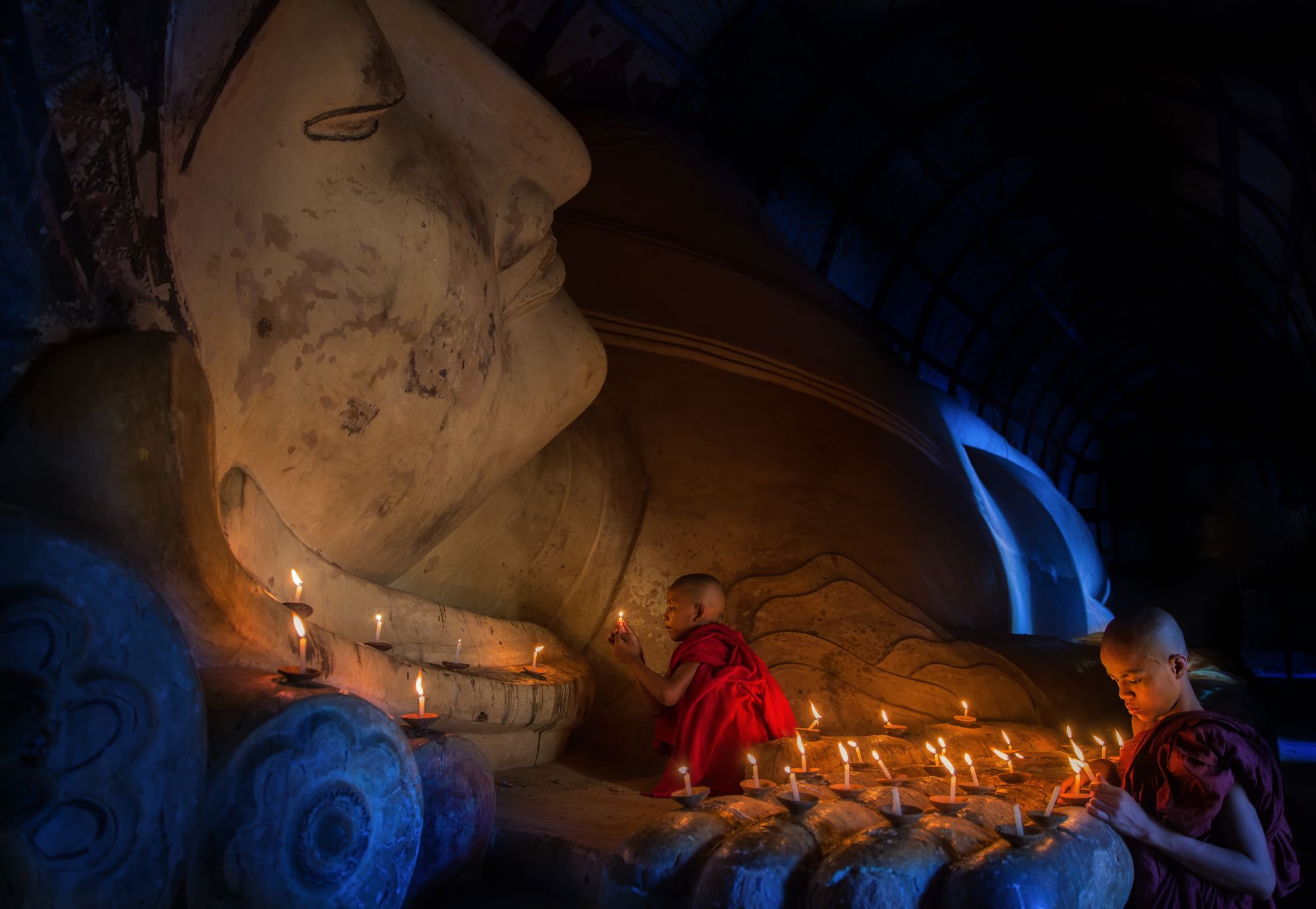 Découverte active du Myanmar de Yangon: Young Monk in meditation inside temple in Bagan