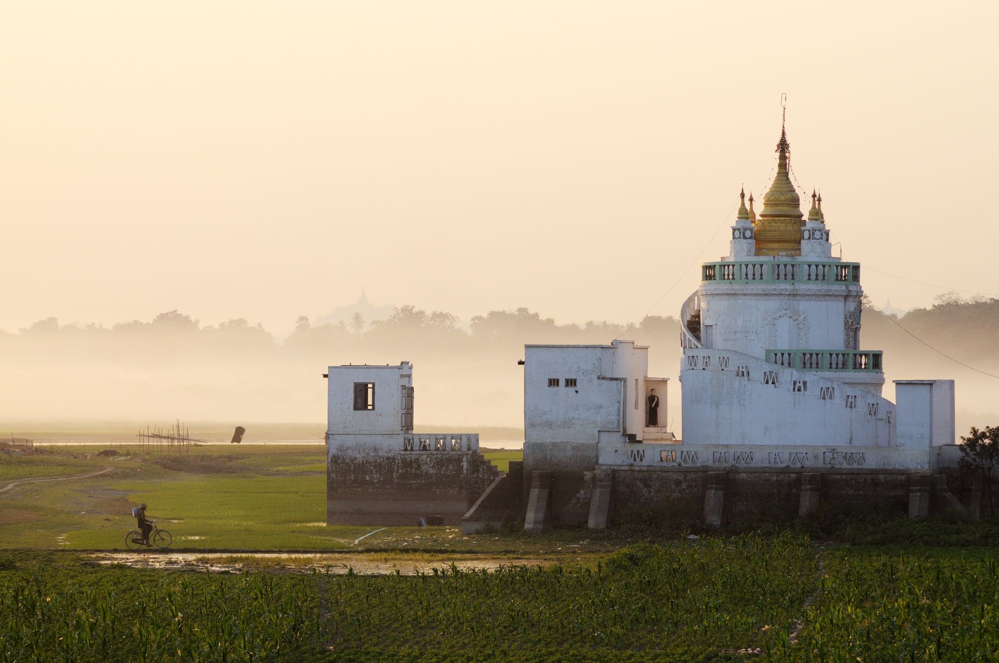 Mythes et légendes du Myanmar de Yangon: Mandalay Pagoda in sunset background