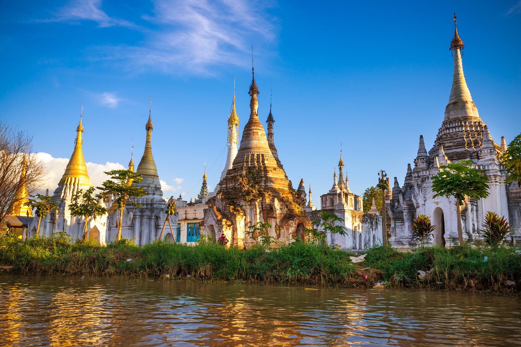 Au pays des temples et des pagodes de Mandalay: Inle Lake Stupas