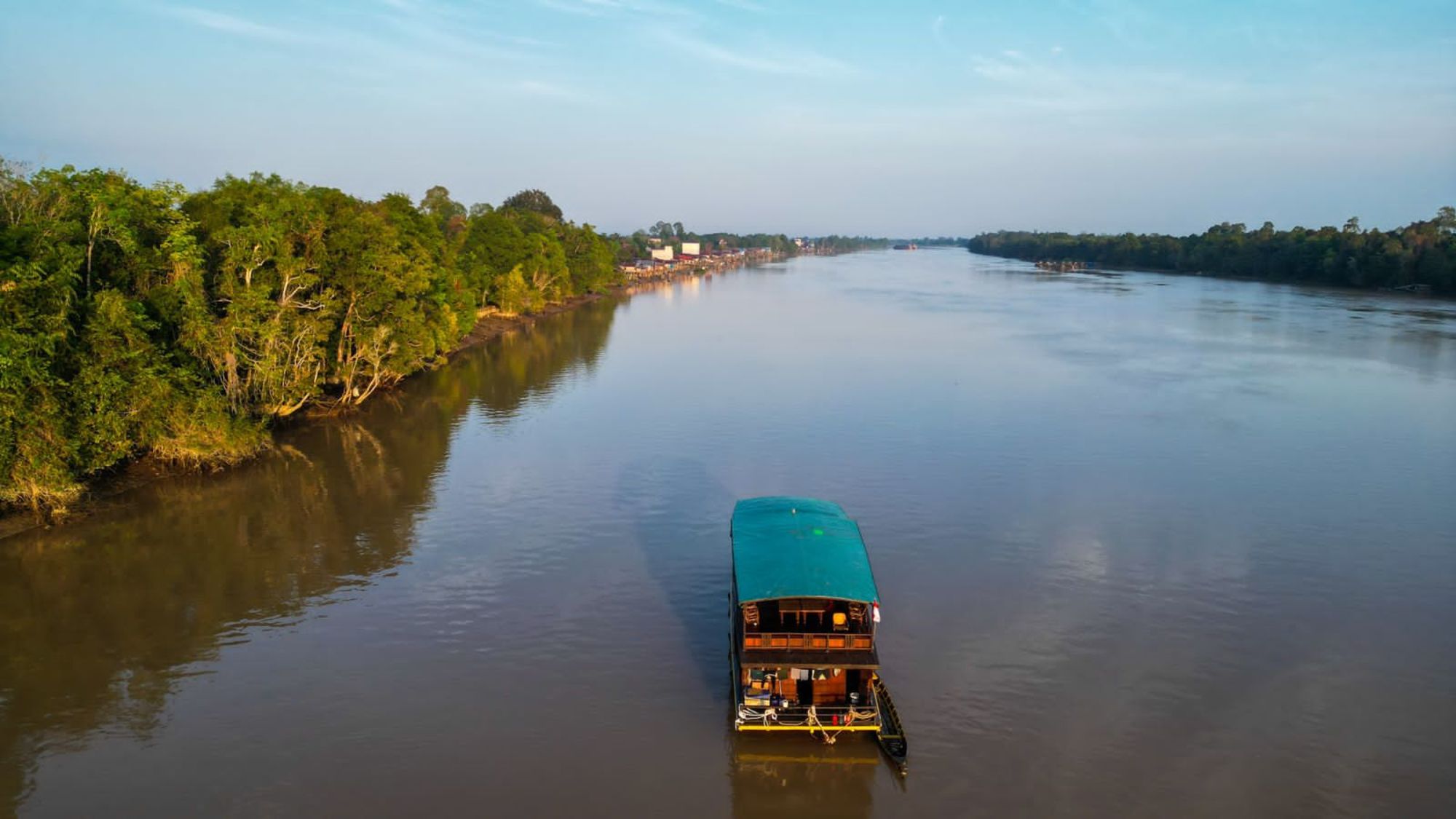 Aventure dans la jungle de Kalimantan, 4 jours de Palangkaraya: Rahai'i Pangun approaching a village