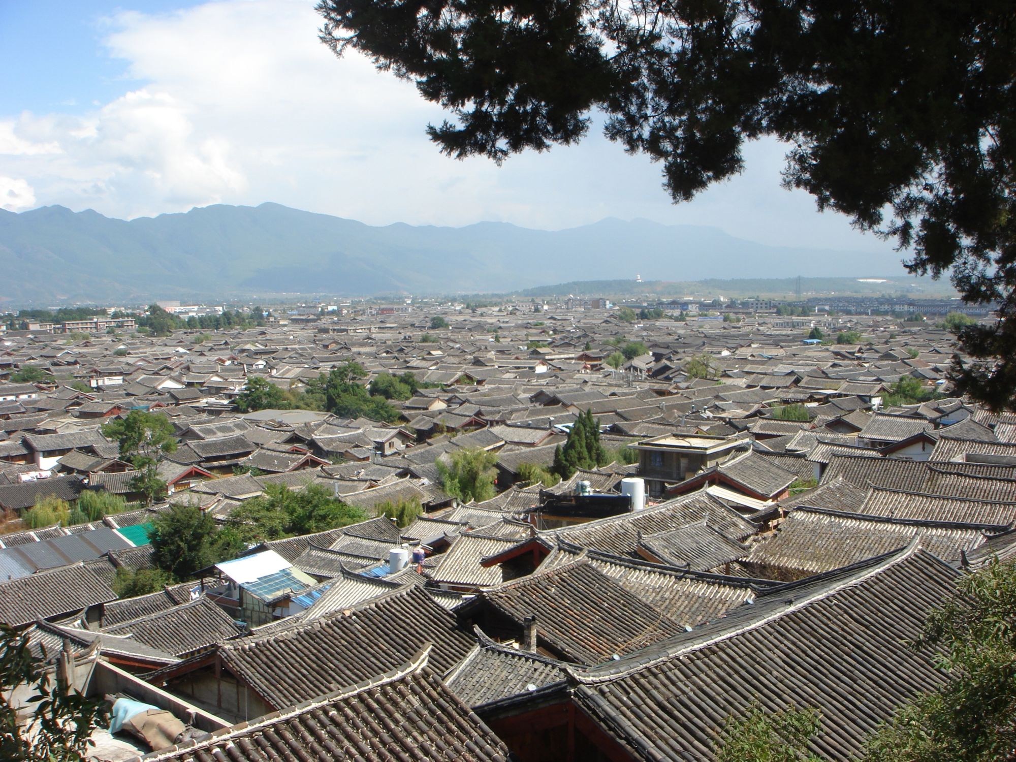 Höhepunkte Yunnans ab Kunming: Lijiang: roof tops