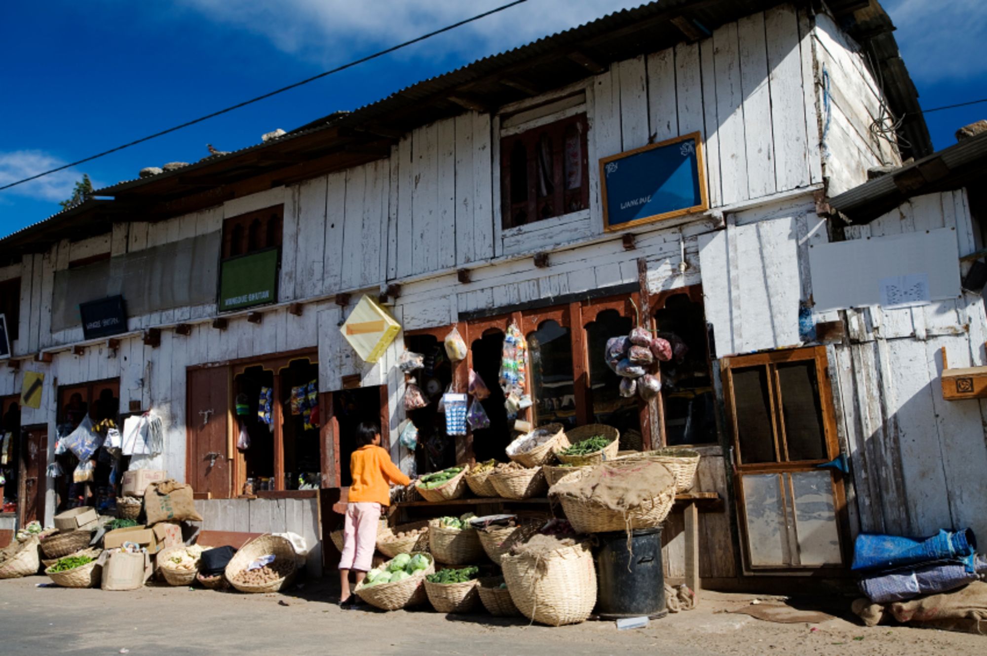 Im Land des Donnerdrachens ab Paro: Wangdue Phodrang: street scene