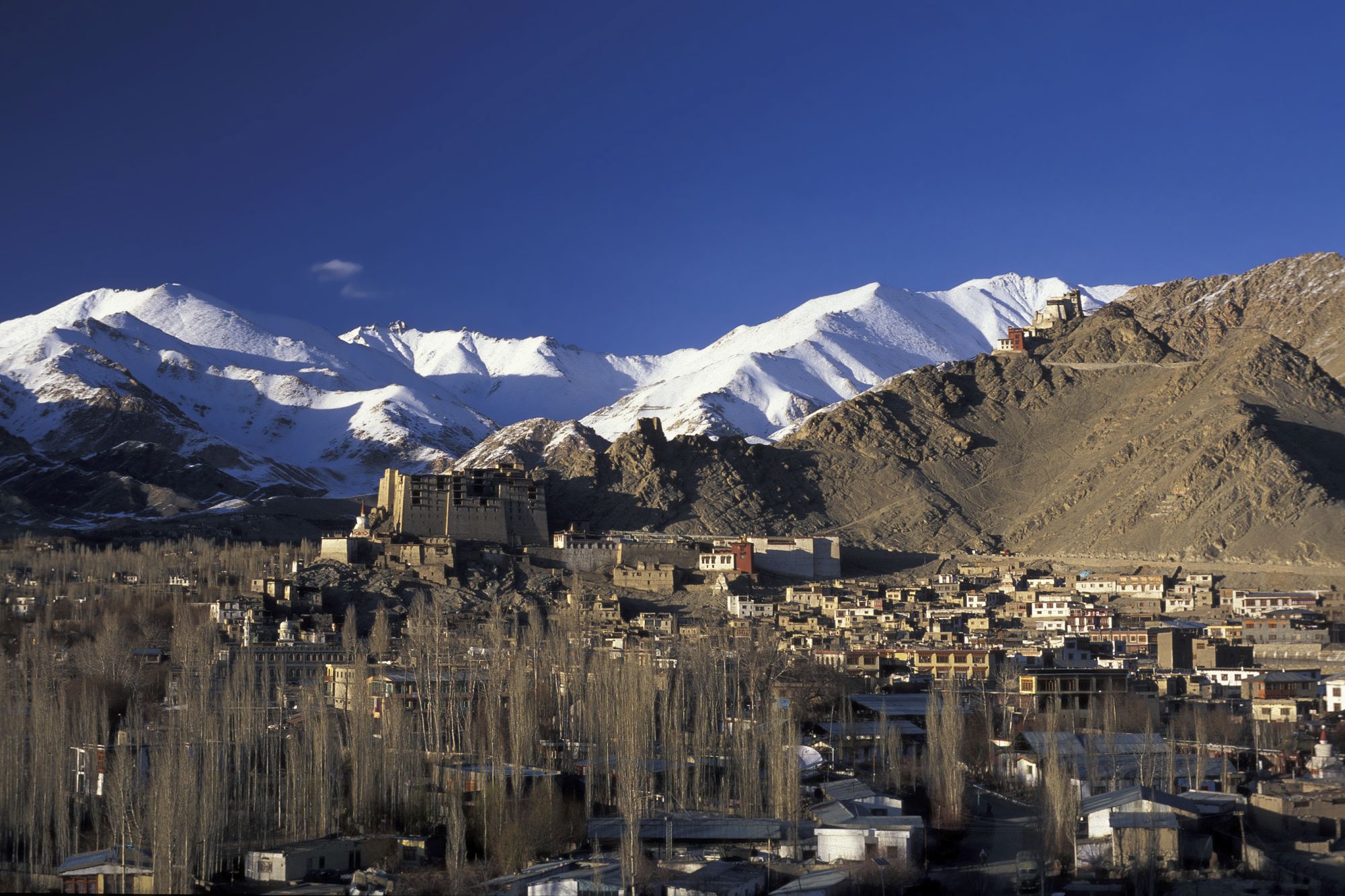 Die spektakuläre Bergwelt von Ladakh ab Leh: Leh: in winter time