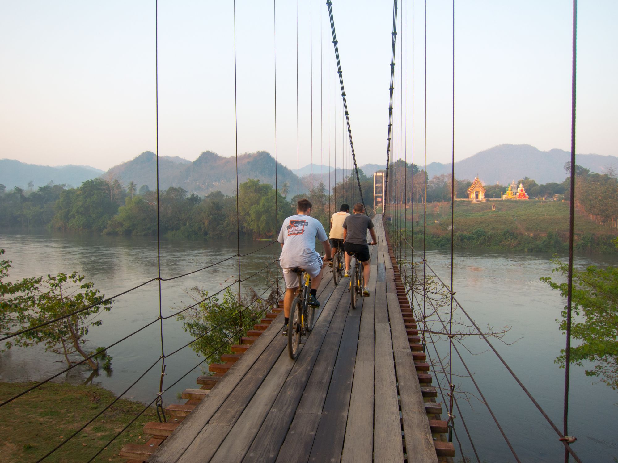 River Kwai Soft Adventure de Bangkok: River Kwai: suspension bridge