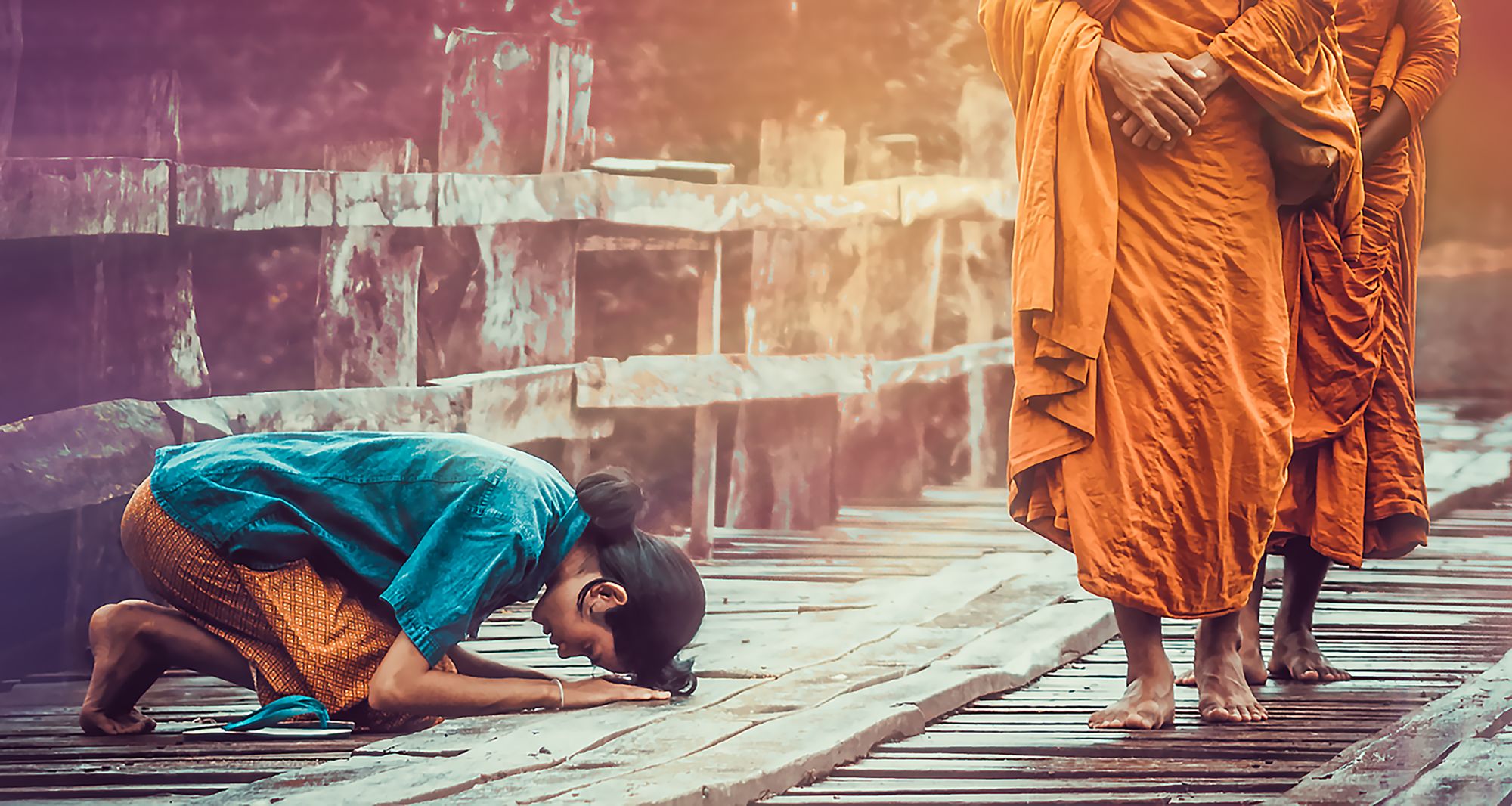River Kwai Soft Adventure de Bangkok: Woman worshiping Buddhist monks on the wooden bridge