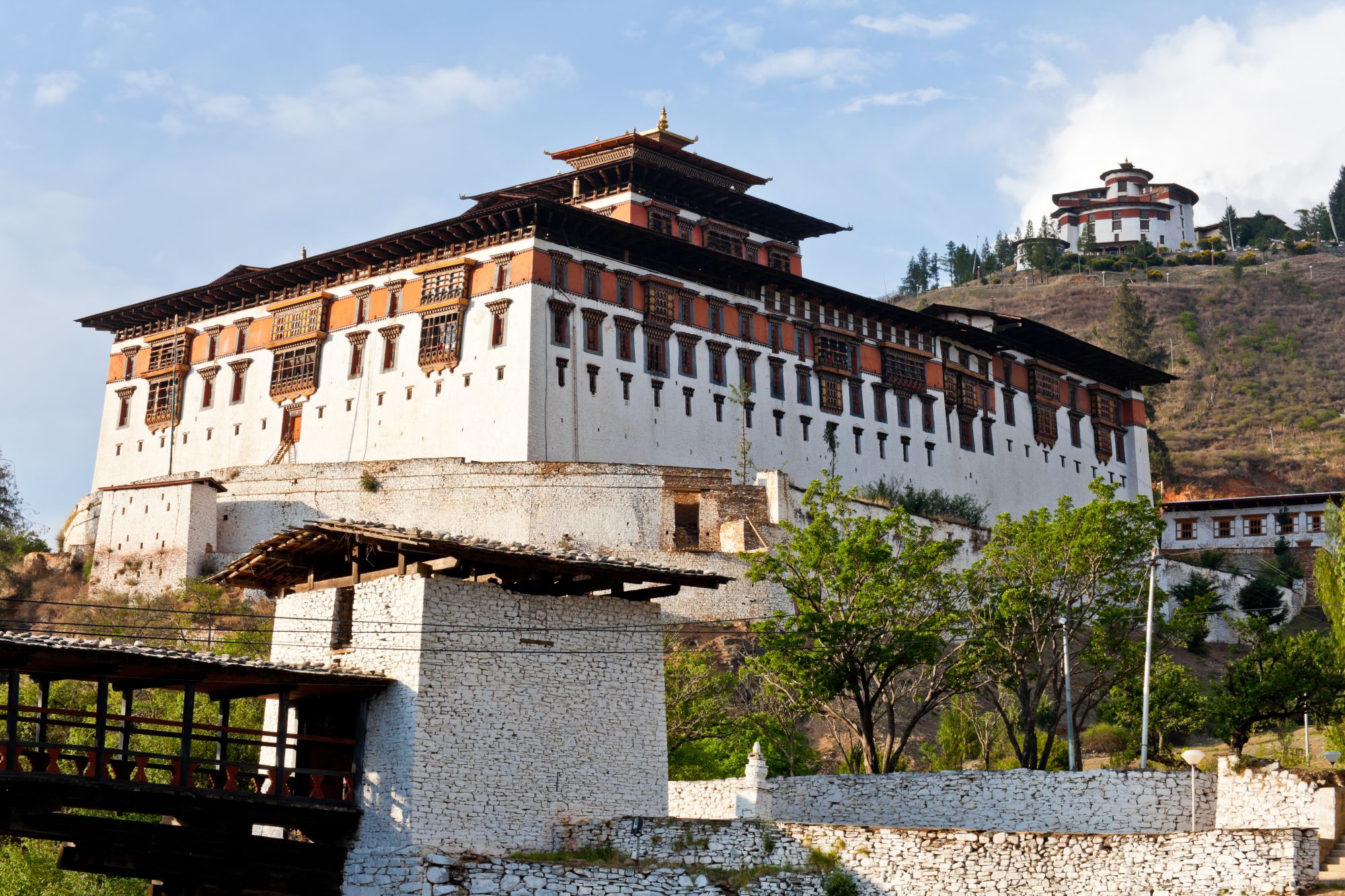Unterwegs auf dem Trans Bhutan Trail ab Paro: Paro Rinpung Dzong with Ta Dzong on the mountain