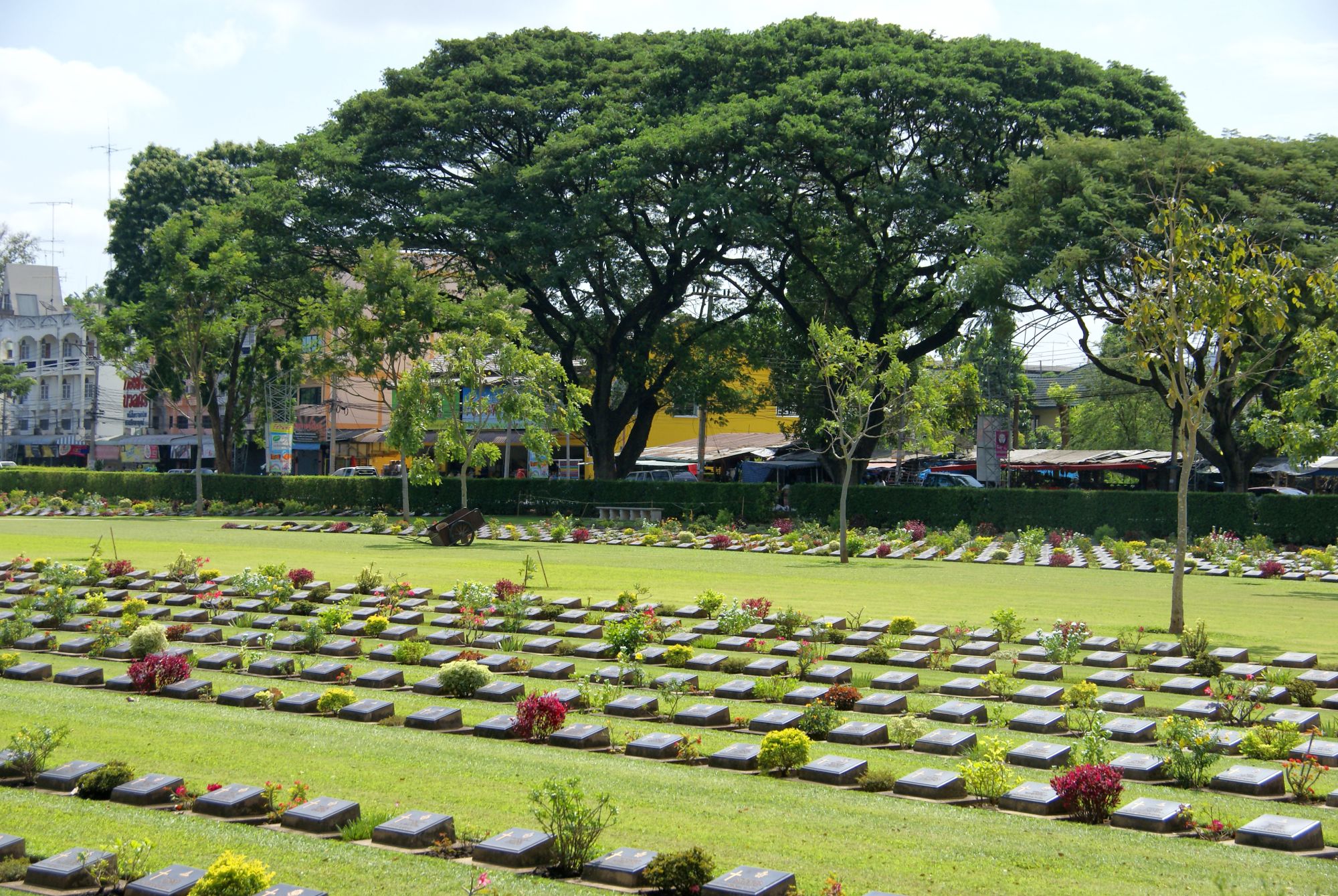 River Kwai Soft Adventure de Bangkok: Kanchanaburi War Cemetry