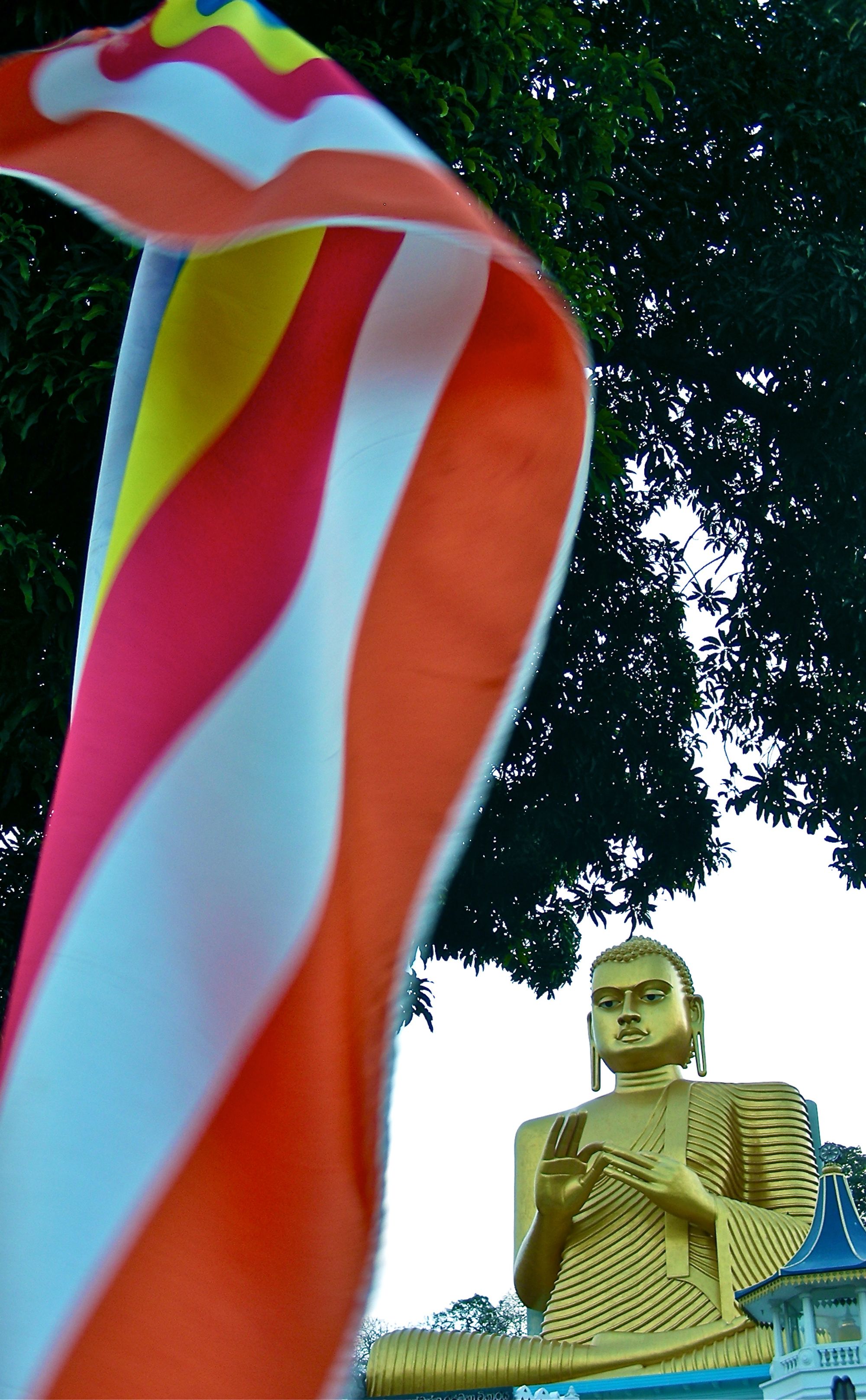 Sri Lanka compact de Colombo: Dambulla: Golden Buddha and Sri Lanka Flag