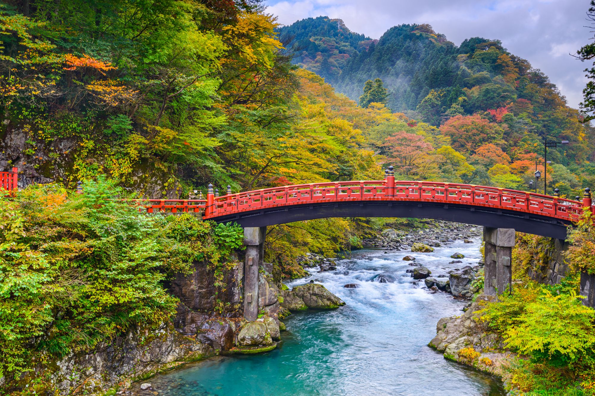Nikko : temples et la nature dans toute sa splendeur de Tokyo: Nikko at the Shinkyo Bridge over the Daiwa River