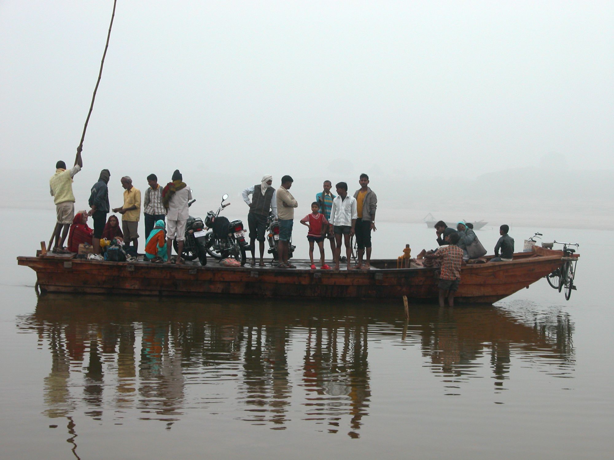 Mela Kothi - Chambal Safari Lodge de Agra: Chambal River: local ferry