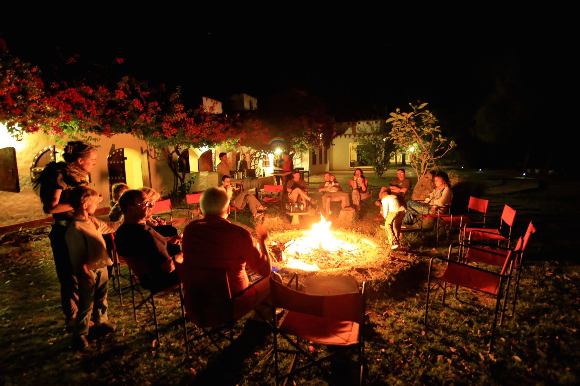 Mela Kothi - Chambal Safari Lodge de Agra: Mela Kothi - Chambal Safari Lodge: evening bonfire