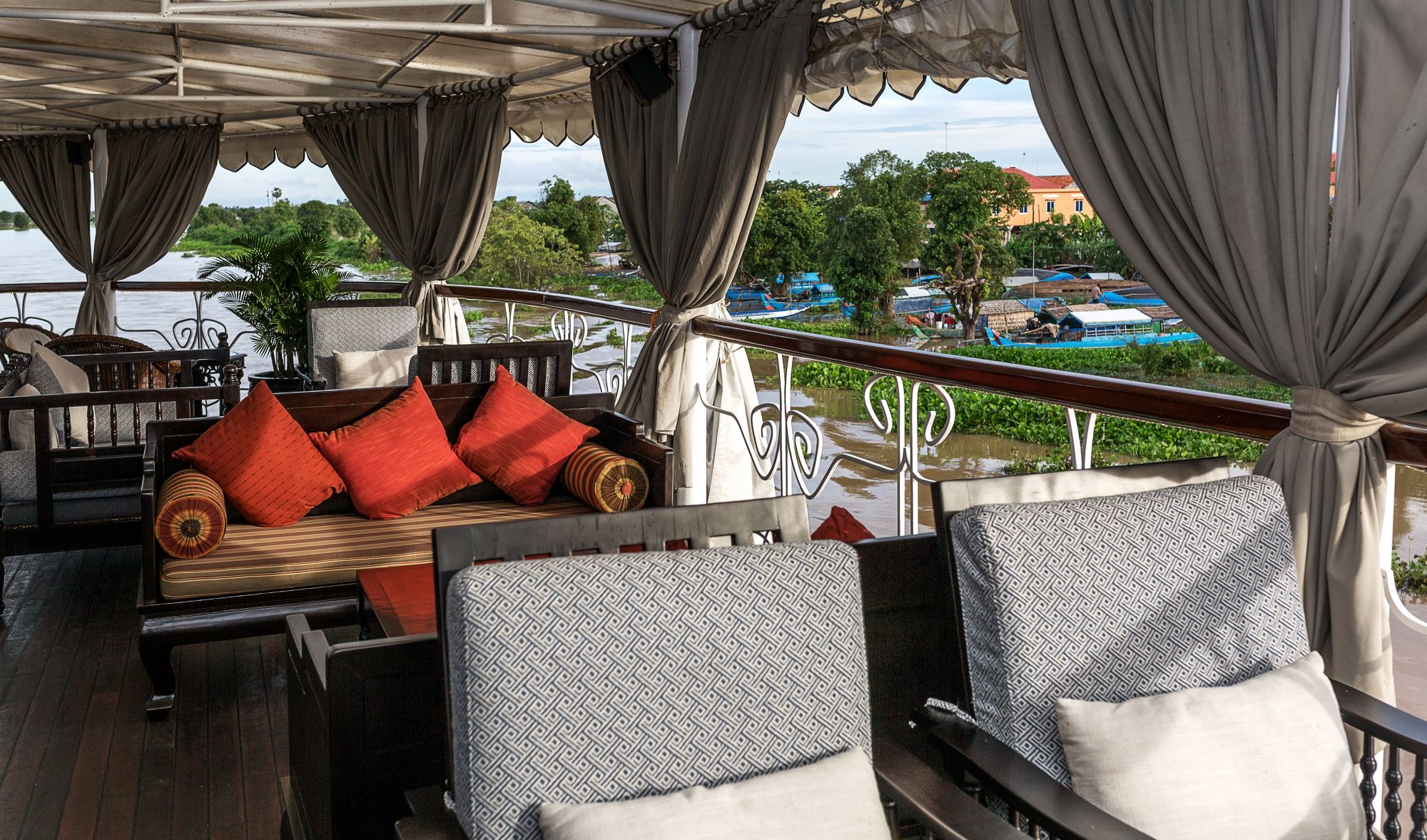 Croisière fluviale vers Saigon de Siem Reap: Jayavarman Funnel Bar Lounge