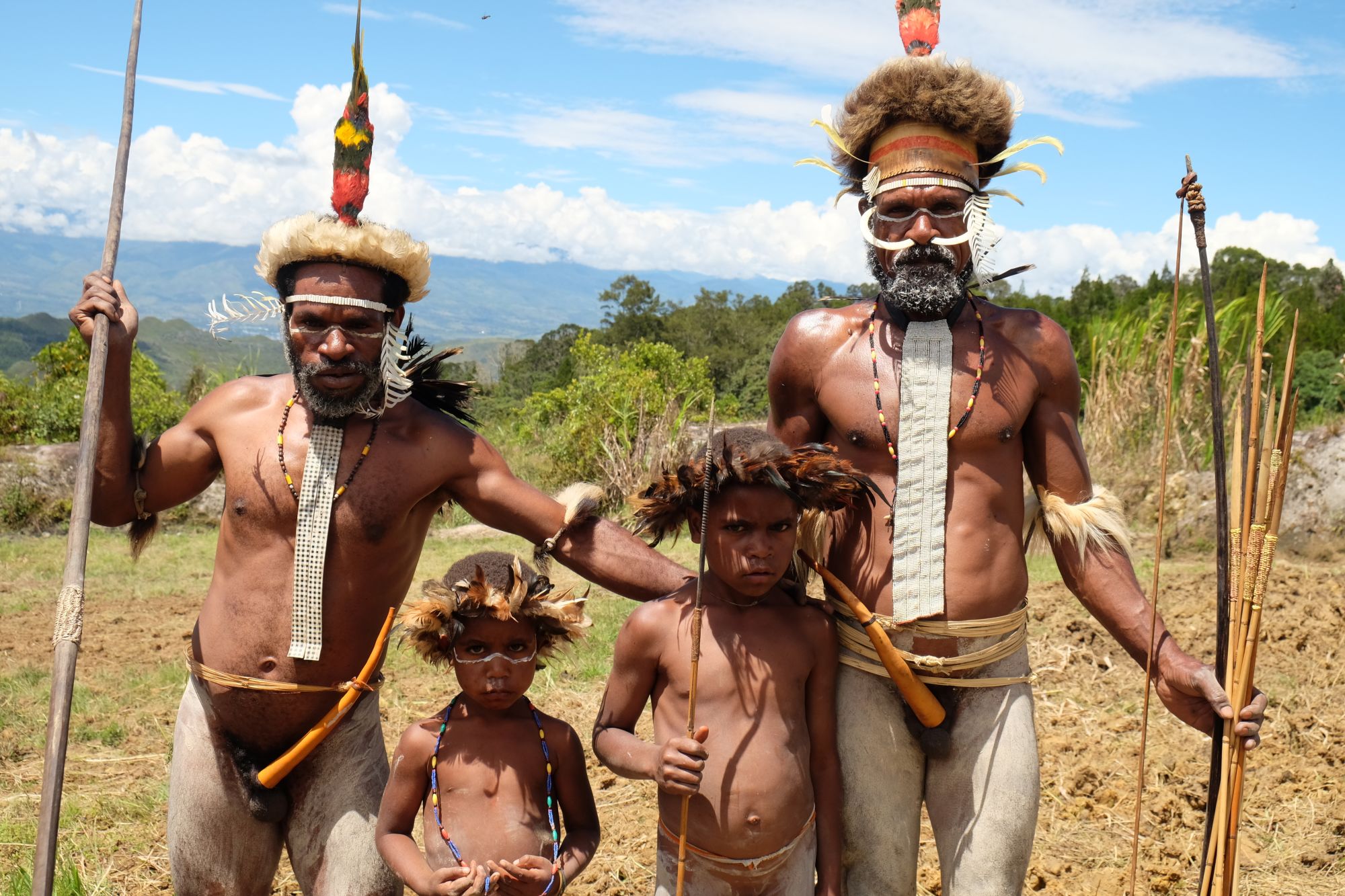 Papua - Reise in eine andere Zeit ab Jayapura: Papua | Baliem Valley | Dani tribal men with kids