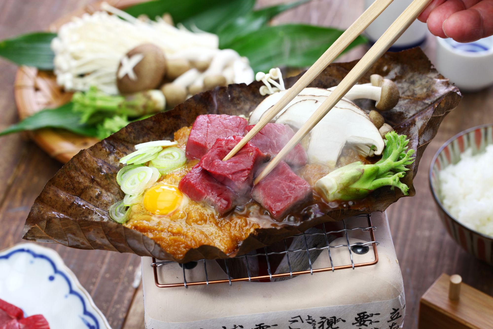 Kontrastreiches Japan ab Tokio: Charcoal grilled Hida beef on Hoba miso