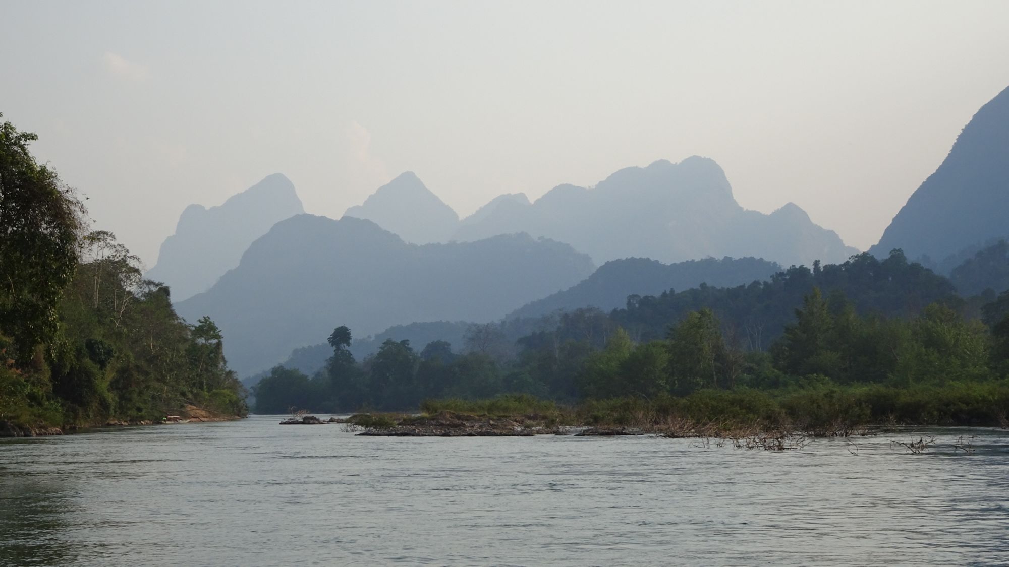 Découverte intense du Laos de Vientiane: Impressing mountains on Nam Ou River