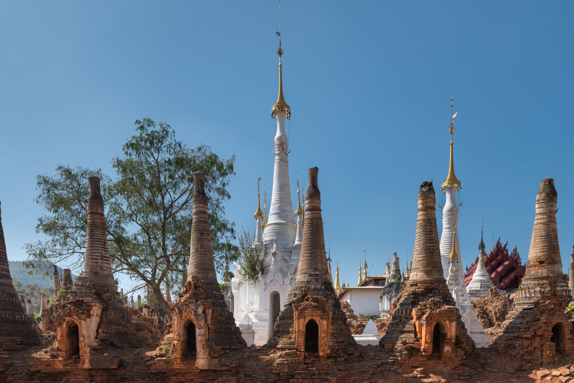 La fascination du Myanmar – un pays en mutation de Naypyitaw: Inle Lake Inn Thein Pagodas