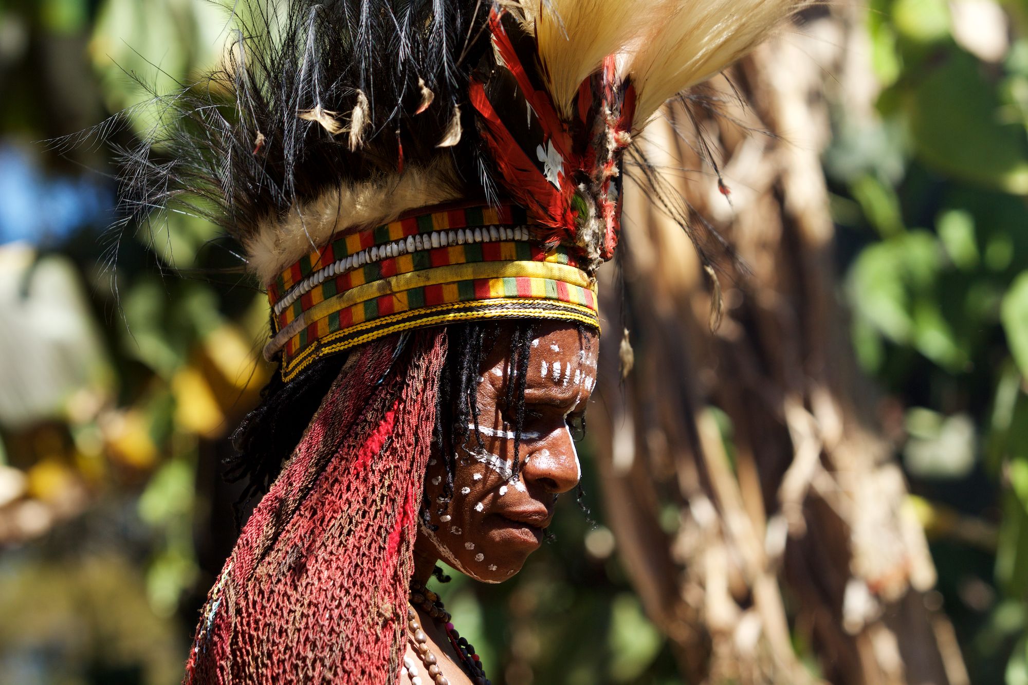 Papua - Reise in eine andere Zeit ab Jayapura: Papua | Baliem Valley | Dani tribe woman with feather crown