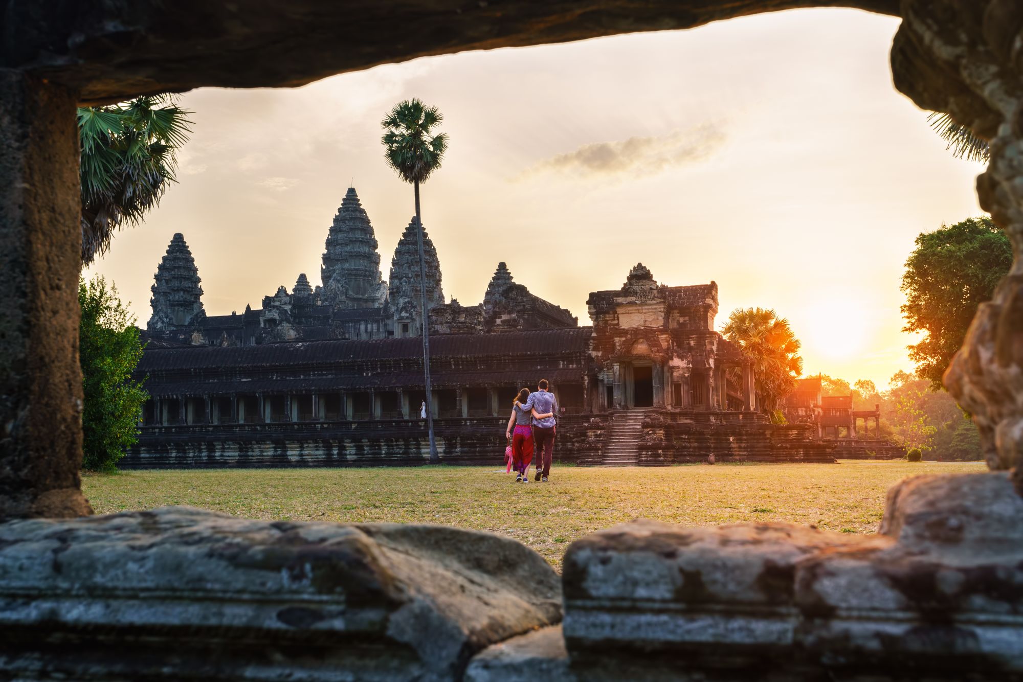 Les hauts lieux du Cambodge de Siem Reap: Couple in Angkor Wat at sunrise