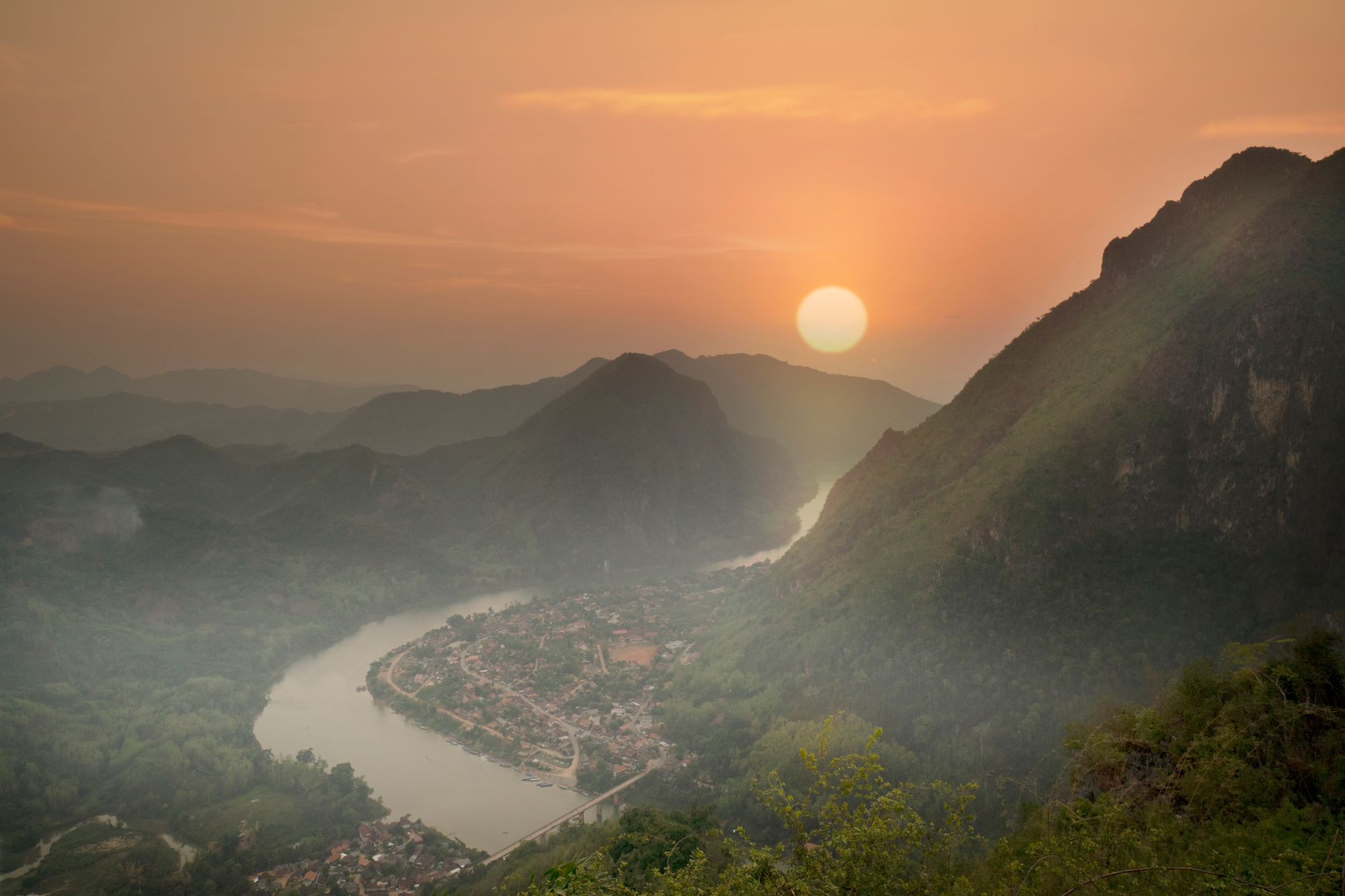 Naturschönheiten Nordlaos' ab Luang Prabang: exterior: beach: Beautiful sunset at mountain in Nong Khiaw