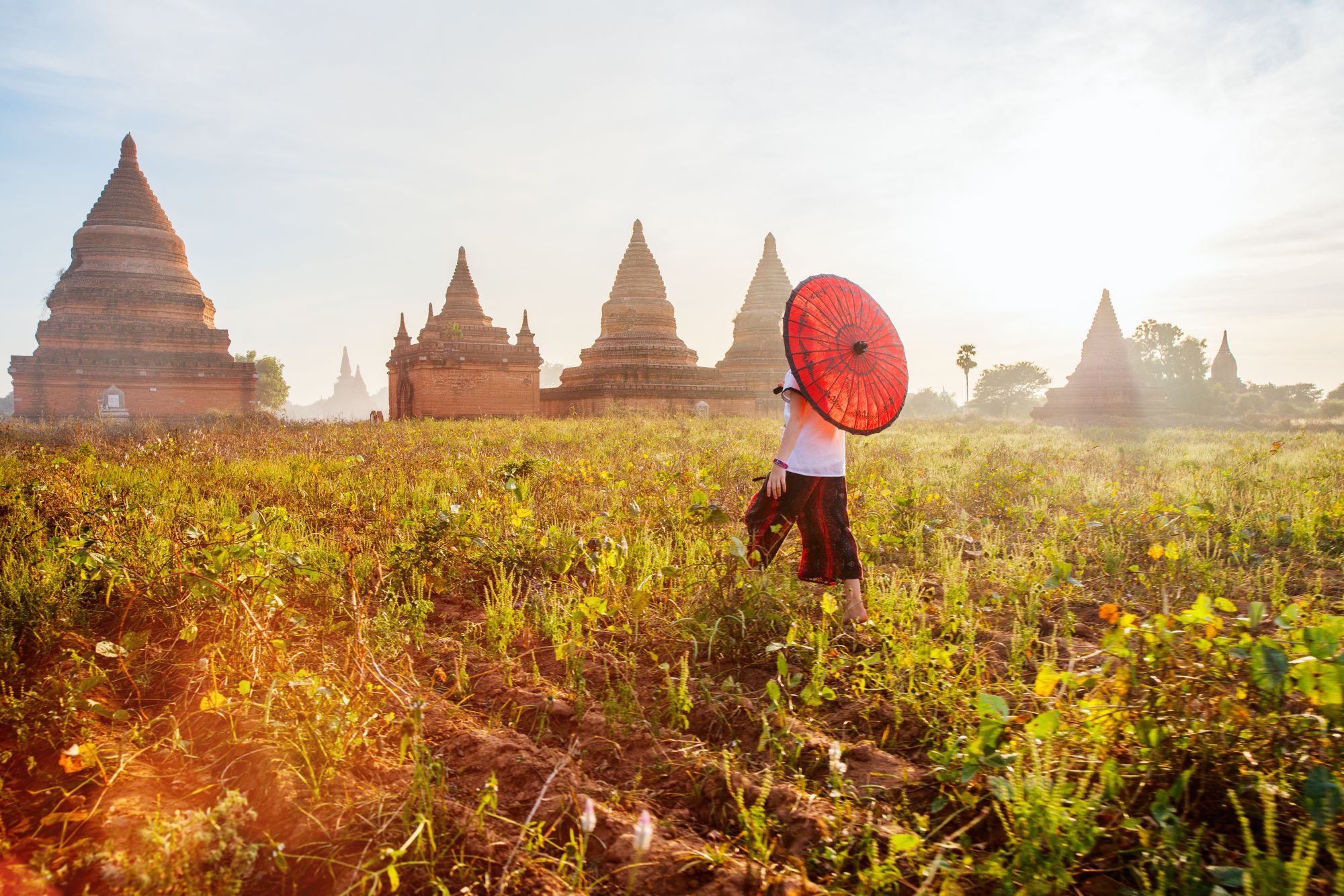 La fascination du Myanmar – un pays en mutation de Naypyitaw: Bagan Young girl with traditional burmese parasol