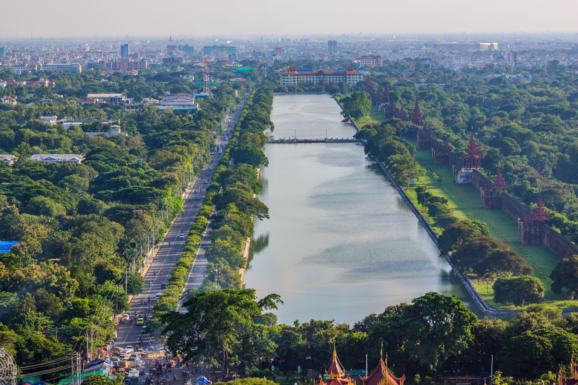 La fascination du Myanmar – un pays en mutation de Naypyitaw: Mandalay the palace wall and moat