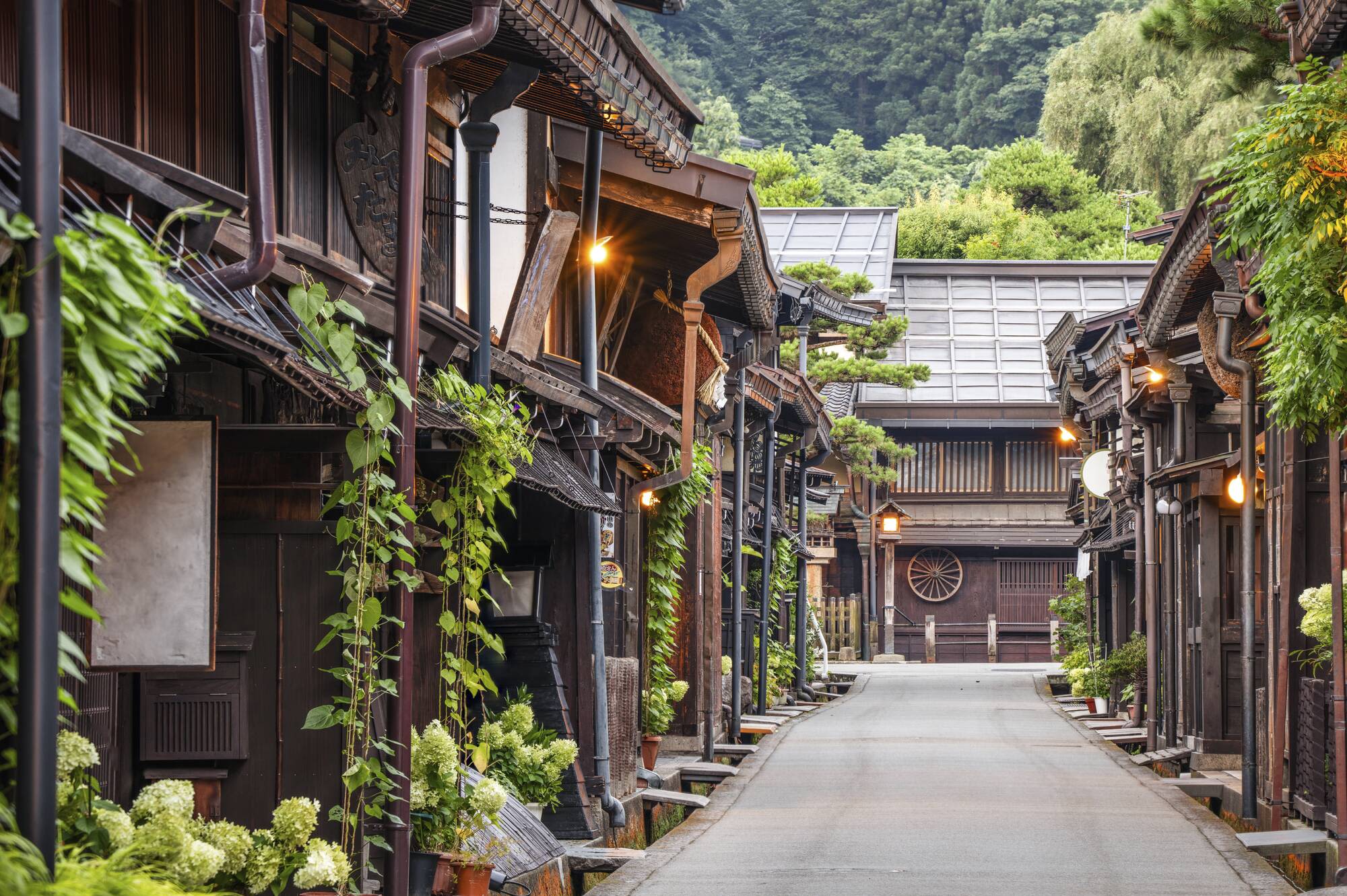 Kontrastreiches Japan ab Tokio: Historic Sannomachi Street in the old town at twilight
