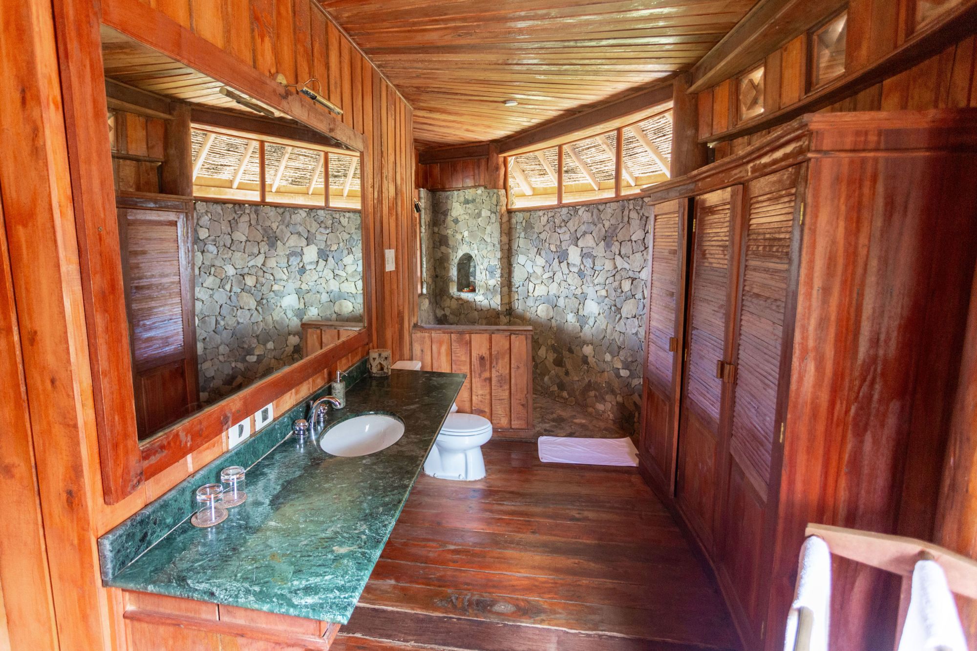 Papua - Reise in eine andere Zeit ab Jayapura: The Baliem Valley Resort | Bathroom
