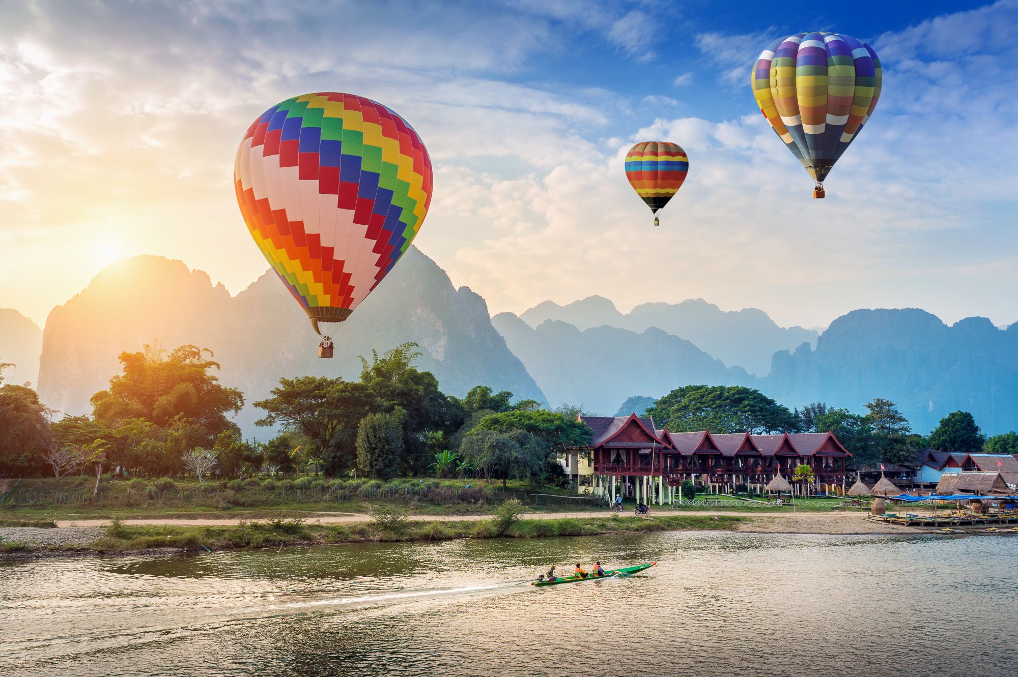 Découverte intense du Laos de Vientiane: Vang Vieng: Hot air balloon over Nam Song river at sunset