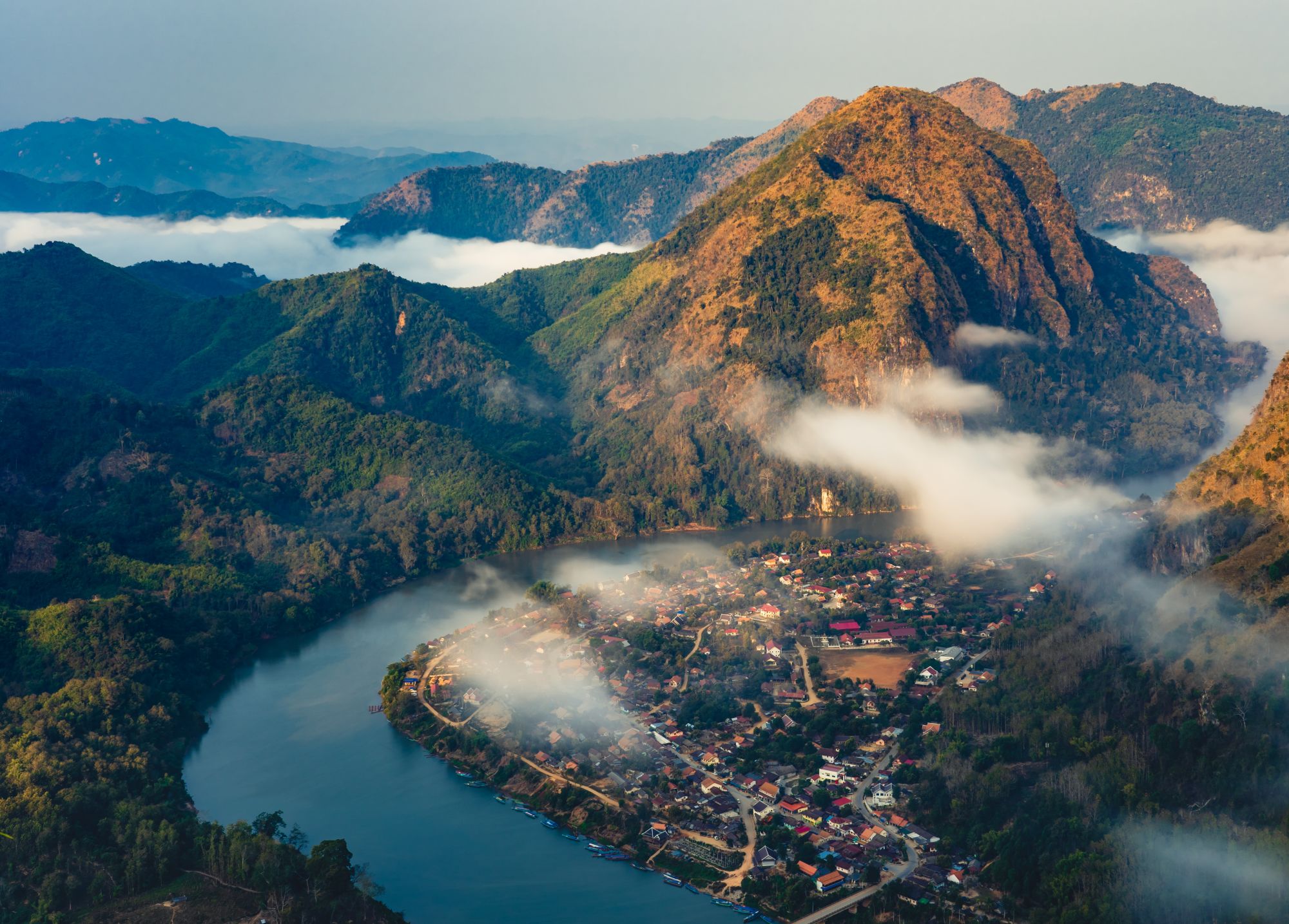 Découverte intense du Laos de Vientiane: Aerial view of Nong Khiaw village at sunrise