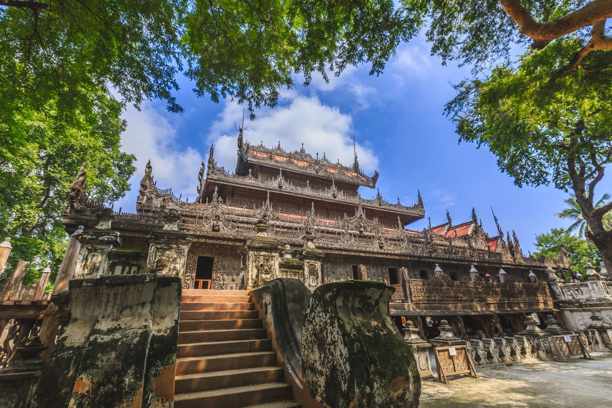 La fascination du Myanmar – un pays en mutation de Naypyitaw: Mandalay Shwenandaw Kyaung Monastery or Golden Palace Monastery