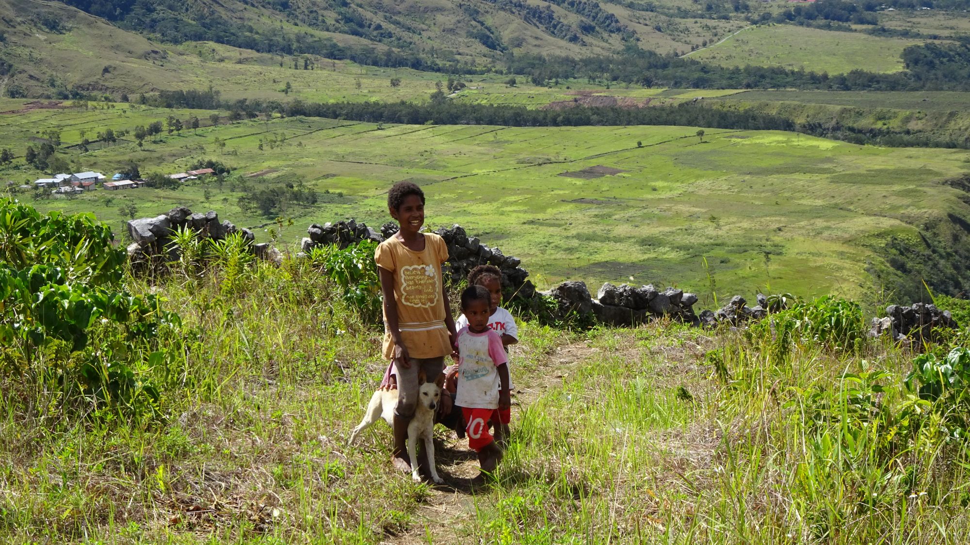 Papua - Reise in eine andere Zeit ab Jayapura: Papua | Baliem Valley | Kids outside their village