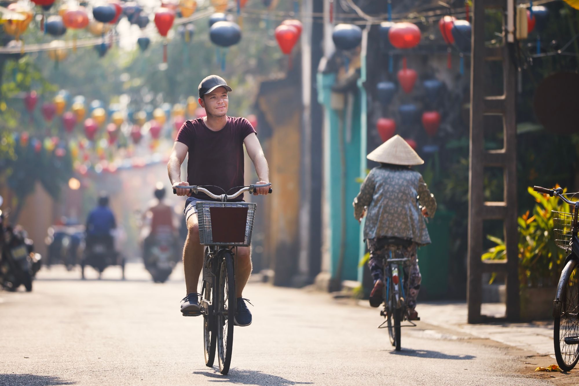 Zentralvietnam aktiv erleben ab Hue: Tourist riding bicycle in Hoi An