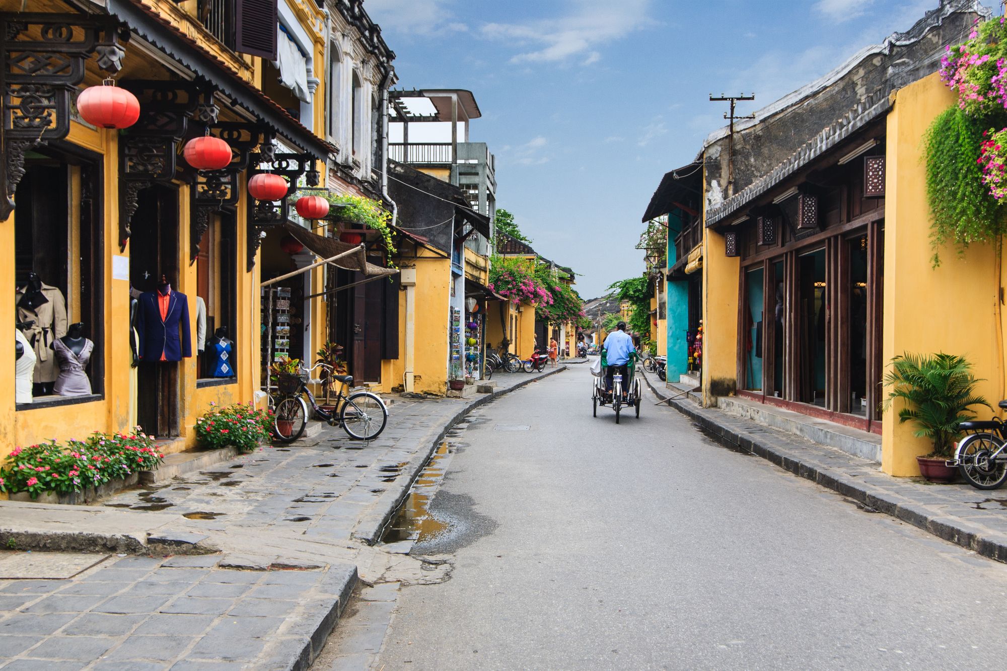 Zentralvietnam aktiv erleben ab Hue: Hoi An: Street with Cyclo